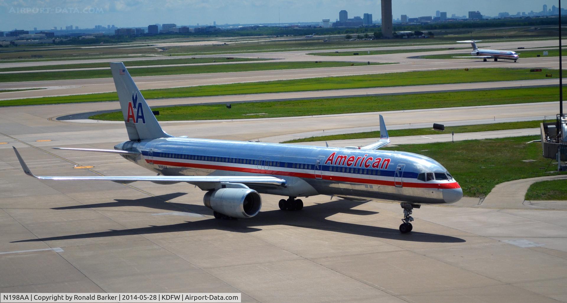 N198AA, 2001 Boeing 757-223 C/N 32392, Taxi DFW