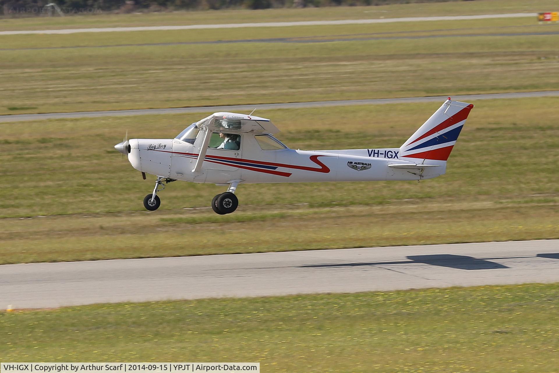 VH-IGX, 1979 Cessna 152 C/N 15283287, Jandakot Airport WA 15/09/2014