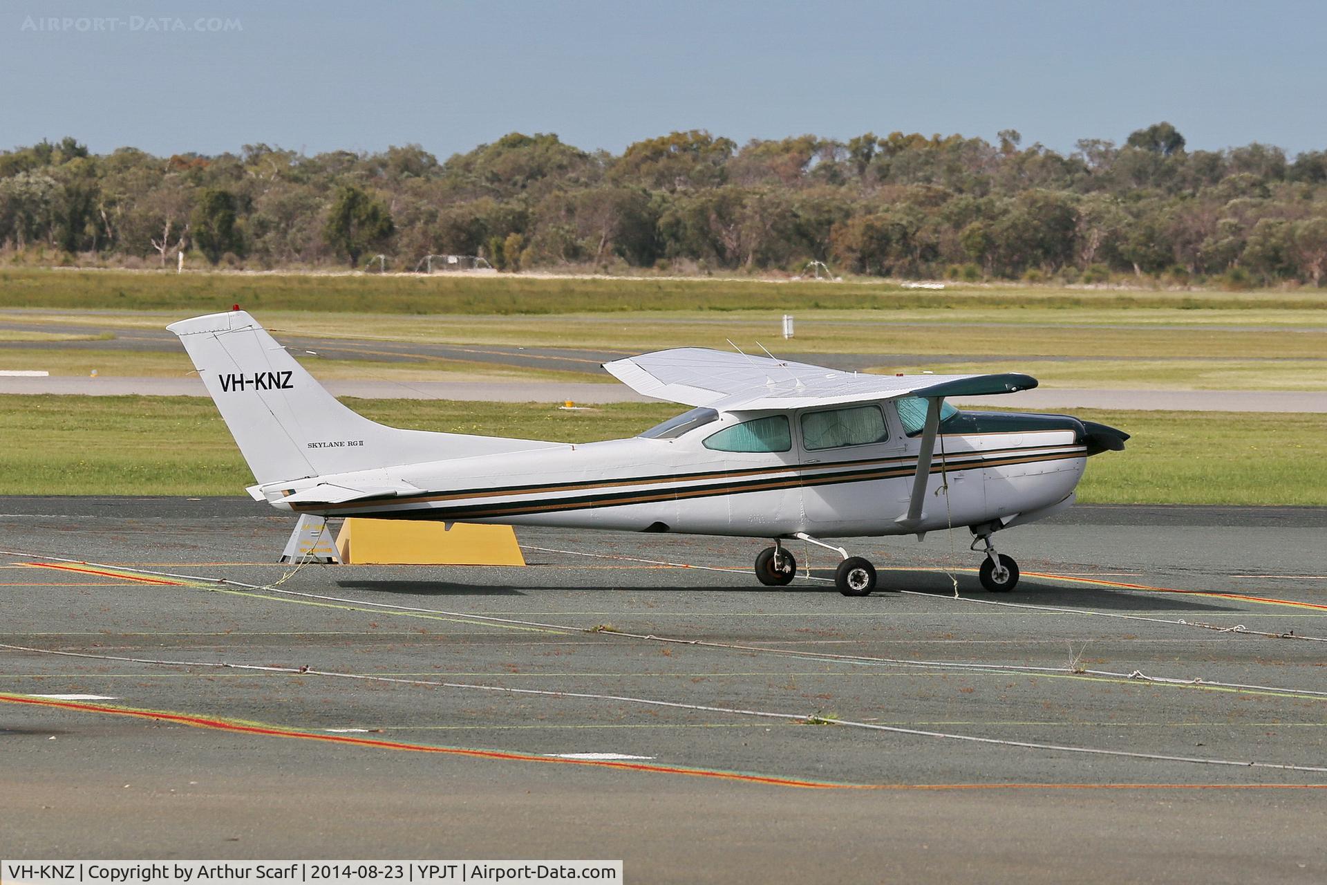 VH-KNZ, Cessna R182 Skylane RG C/N R18200130, Jandakot Airport WA 23/08/2014