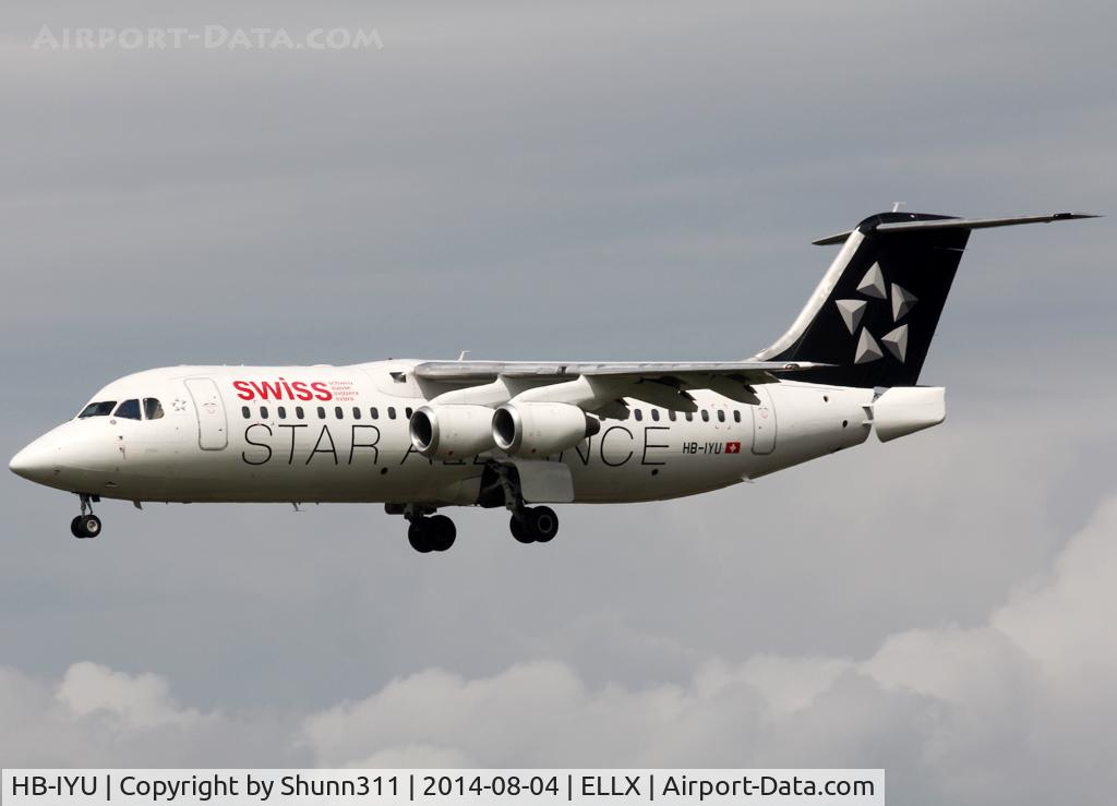 HB-IYU, 2000 British Aerospace Avro 146-RJ100 C/N E3379, Landing rwy 24 still in Star Alliance c/s