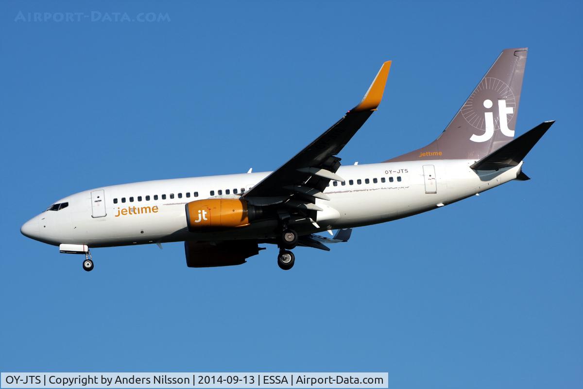 OY-JTS, 2003 Boeing 737-7K2 C/N 33465, On final for runway 01L.
