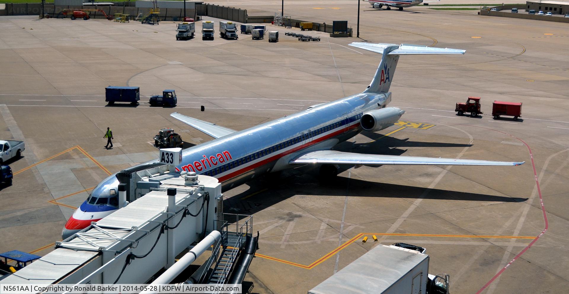 N561AA, 1991 McDonnell Douglas MD-82 (DC-9-82) C/N 53091, Gate A33 DFW
