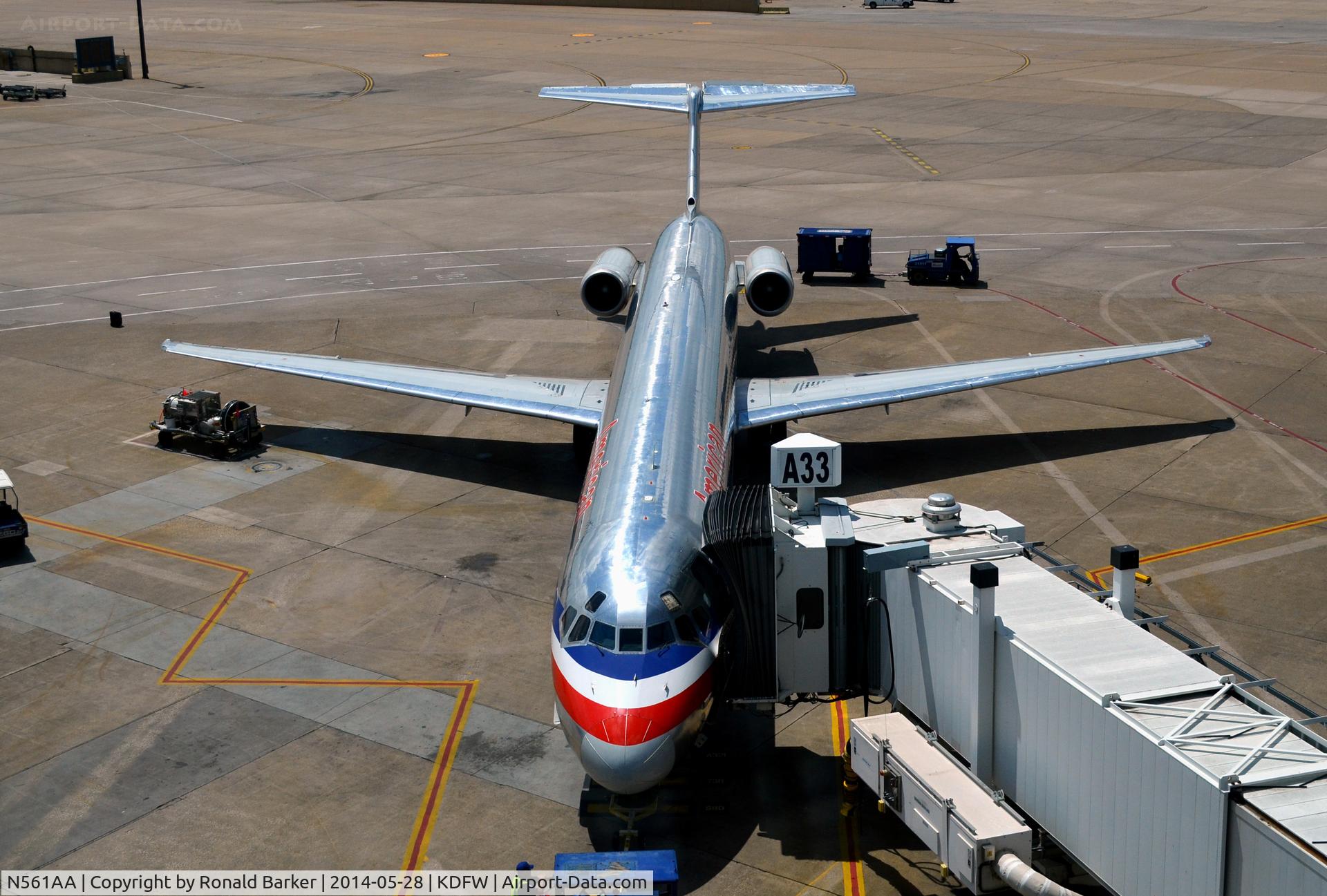 N561AA, 1991 McDonnell Douglas MD-82 (DC-9-82) C/N 53091, Gate A33 DFW
