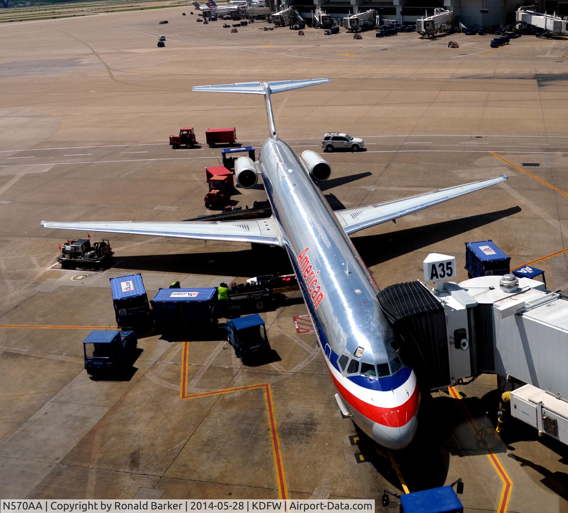N570AA, 1987 McDonnell Douglas MD-83 (DC-9-83) C/N 49352, Gate A35 DFW