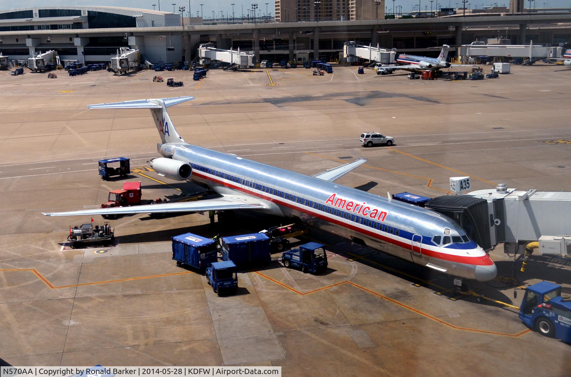 N570AA, 1987 McDonnell Douglas MD-83 (DC-9-83) C/N 49352, Gate A35 DFW