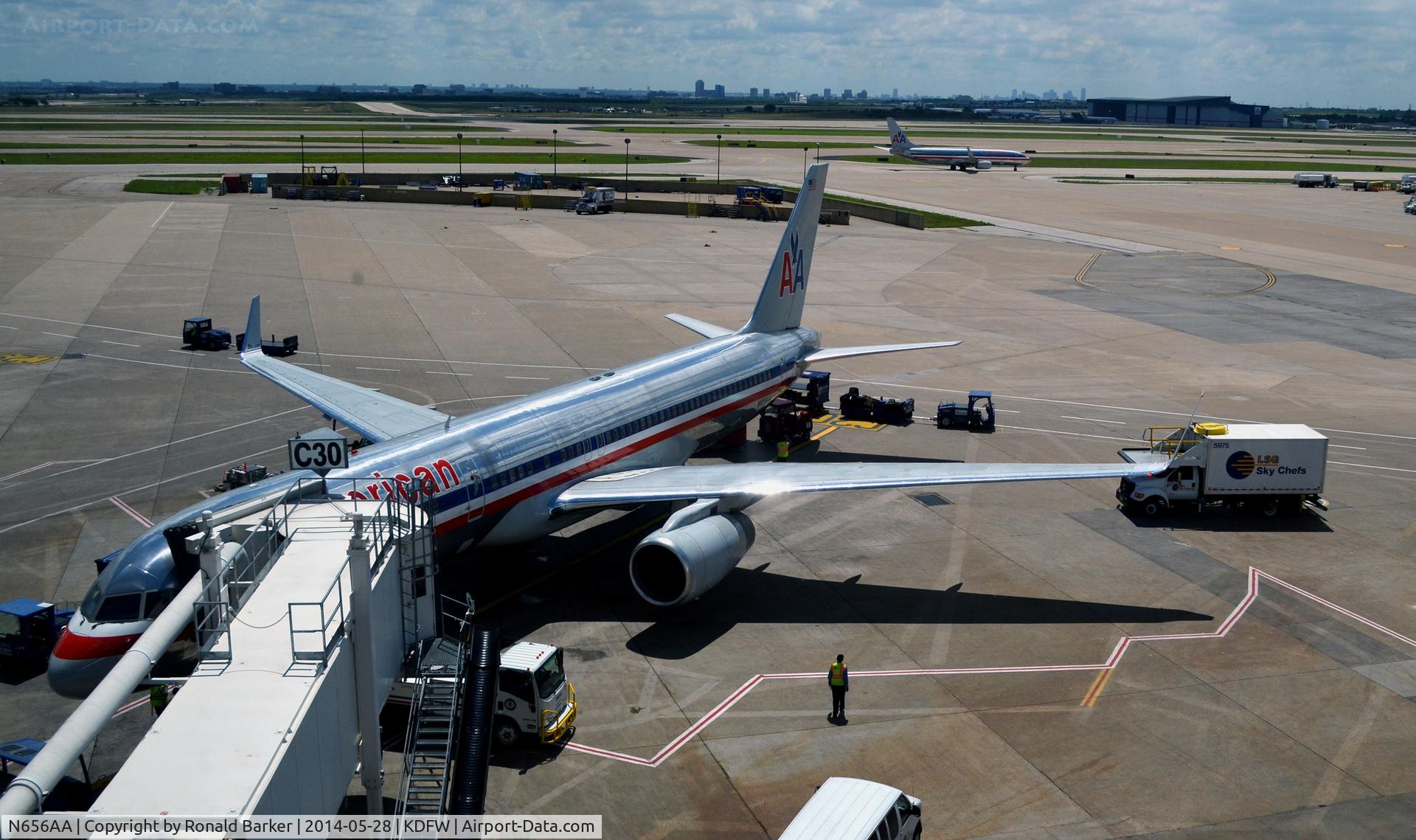 N656AA, 1991 Boeing 757-223 C/N 24614, Gate C30 DFW