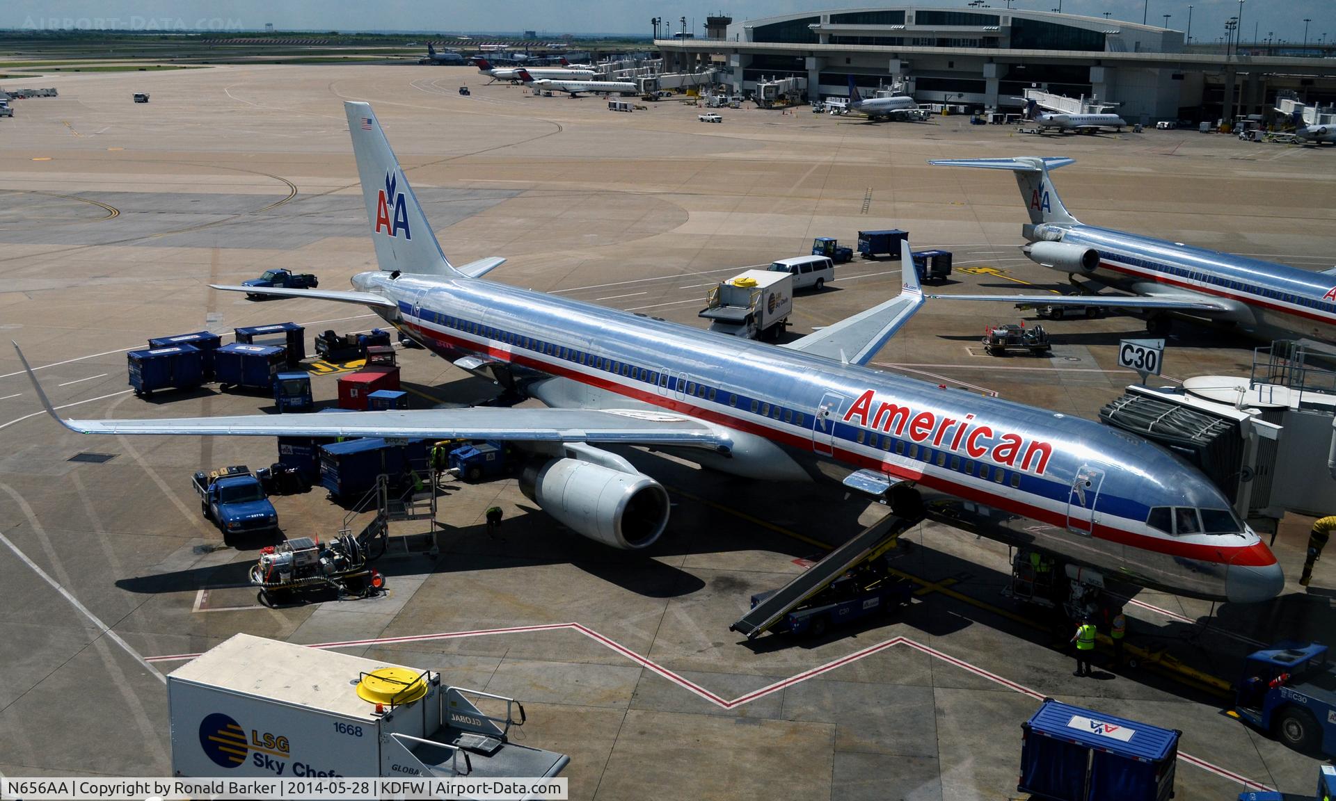 N656AA, 1991 Boeing 757-223 C/N 24614, Gate C30 DFW