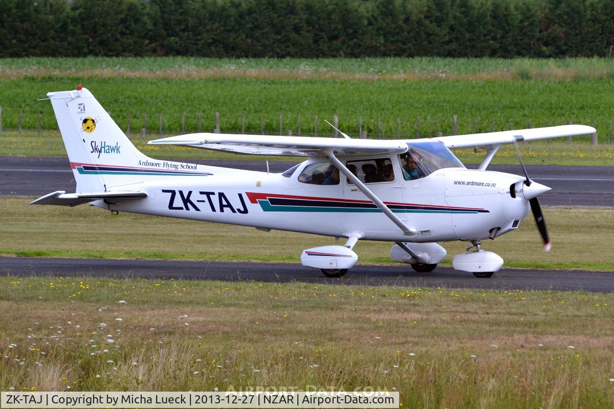 ZK-TAJ, 2001 Cessna 172R C/N 17281011, At Ardmore