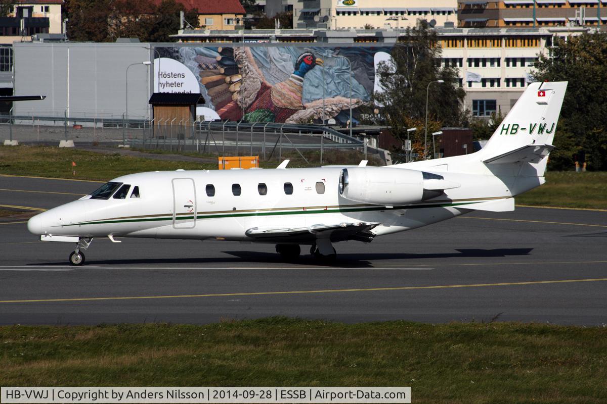HB-VWJ, 2001 Cessna 560 Citation Excel C/N 560-5217, Lining up runway 30.