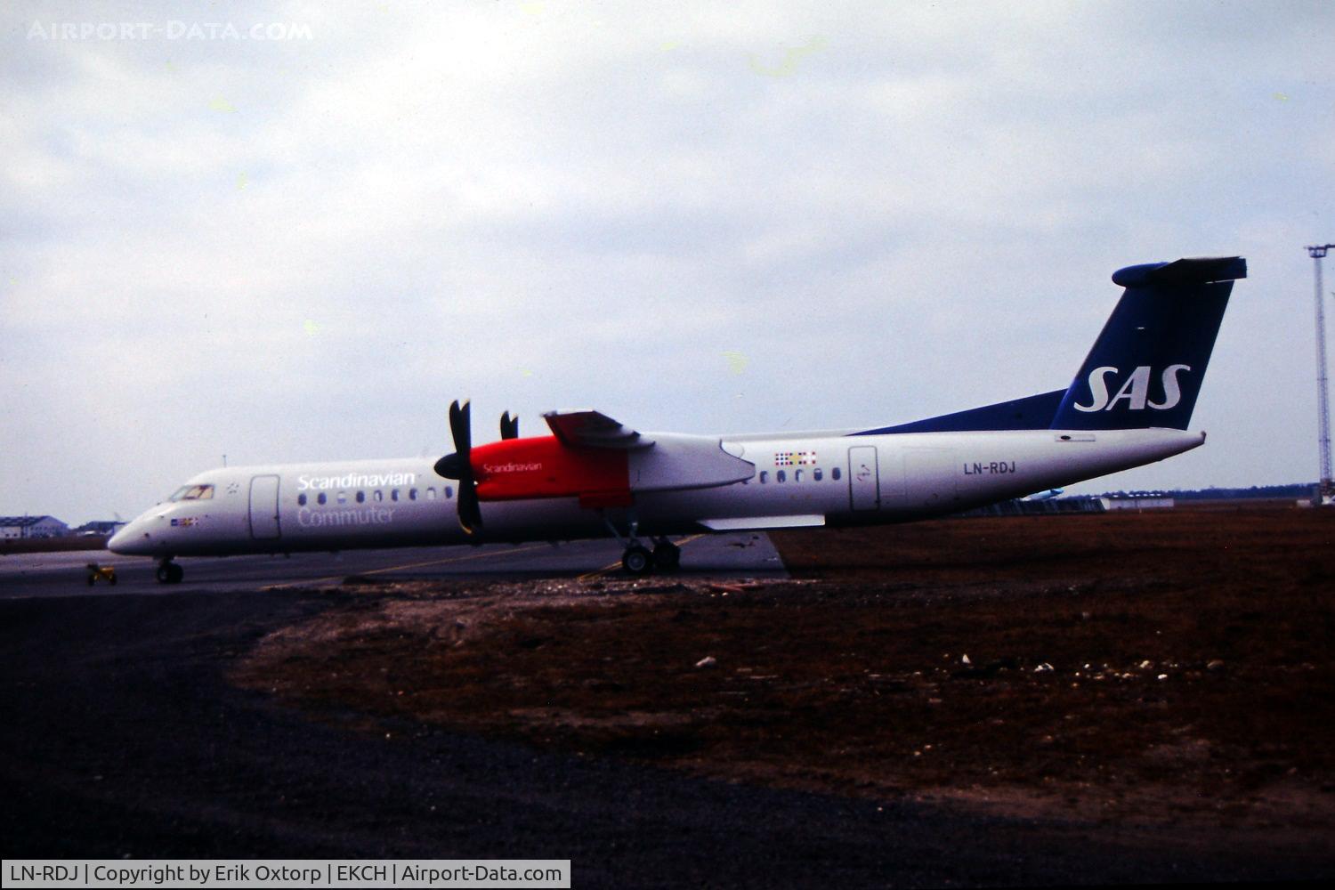 LN-RDJ, 1999 De Havilland Canada DHC-8-402Q Dash 8 C/N 4010, LN-RDJ in CPH 2001-03