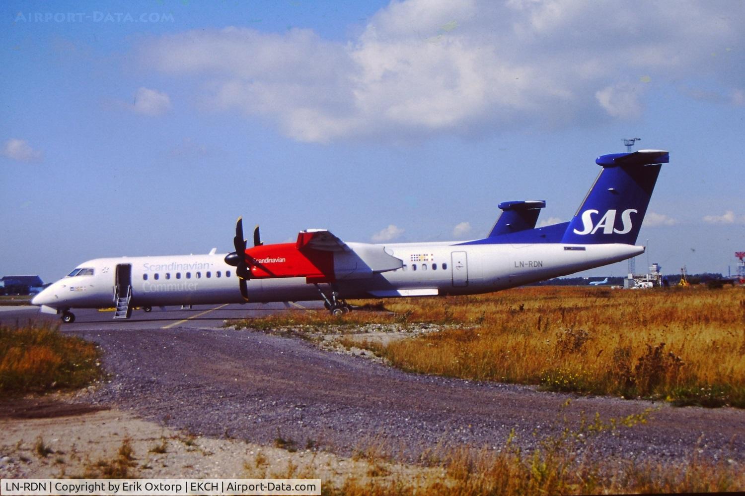 LN-RDN, 2001 Bombardier DHC-8-402 Dash 8 C/N 4043, LN-RDN in CPH 2001-08