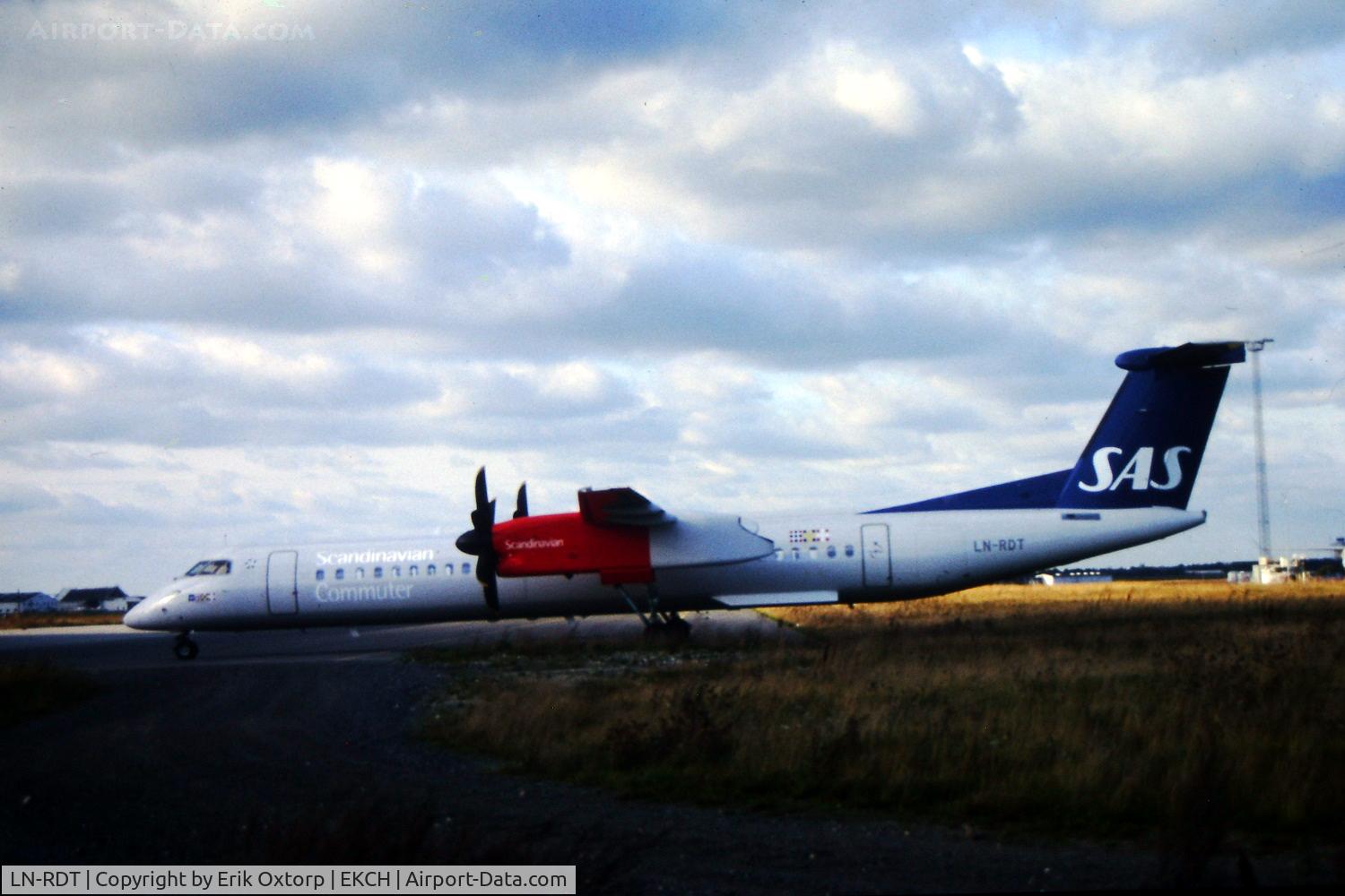 LN-RDT, 2001 De Havilland Canada DHC-8-402Q Dash 8 C/N 4038, LN-RDT in CPH 2001-10