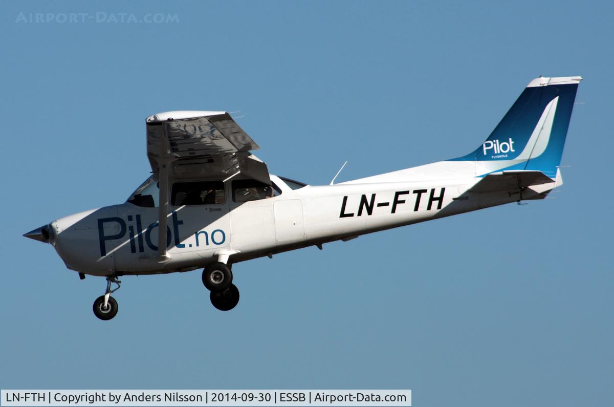 LN-FTH, Cessna 172S C/N 172S11200, On short final for runway 30.