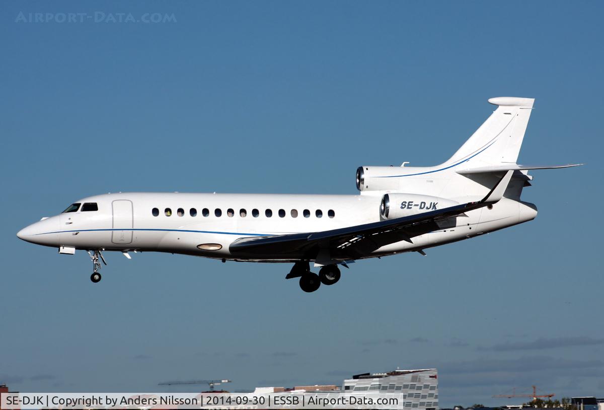 SE-DJK, 2009 Dassault Falcon 7X C/N 59, On short final for runway 30.
