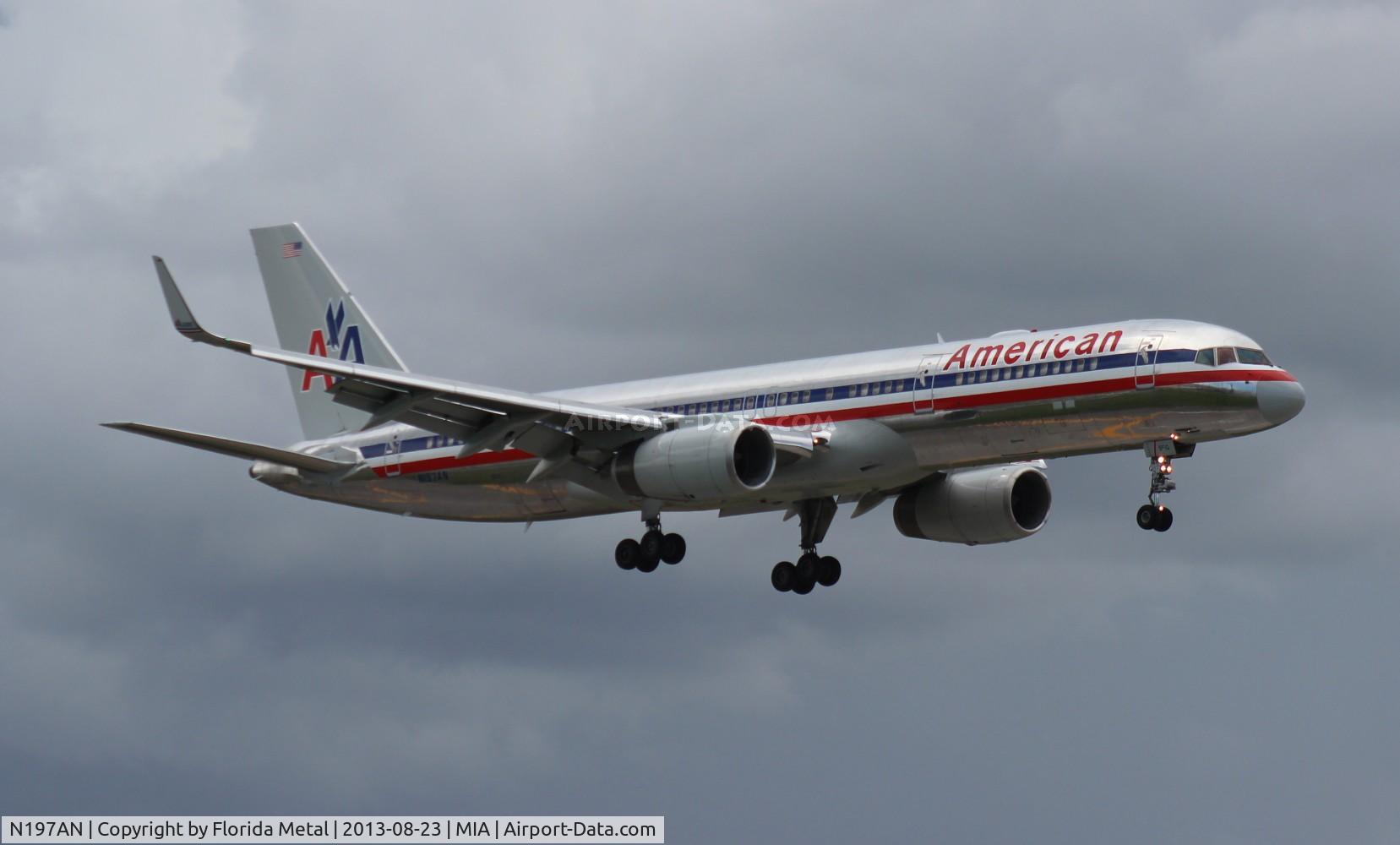 N197AN, 2001 Boeing 757-223 C/N 32391/988, American 757 with nearby storm