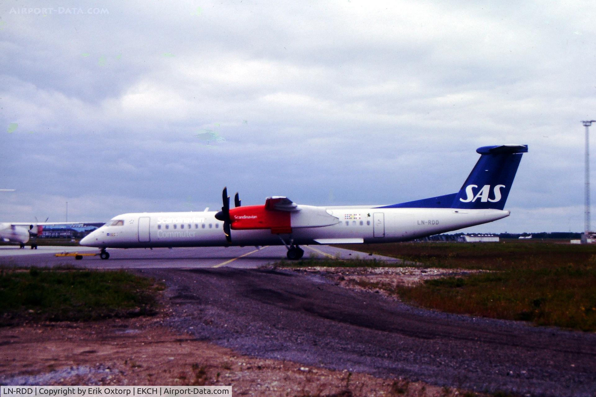 LN-RDD, 1999 De Havilland Canada DHC-8-402Q Dash 8 C/N 4009, LN-RDD in CPH 2001-06