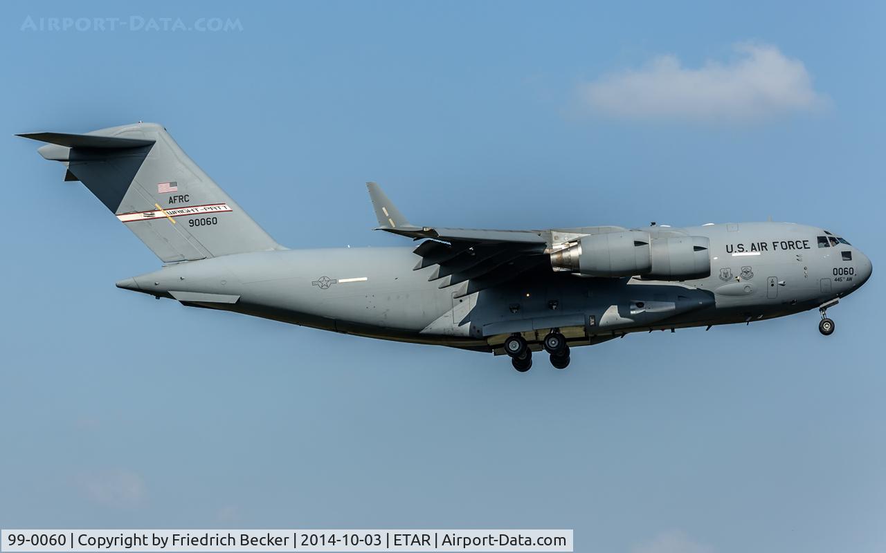 99-0060, 1999 Boeing C-17A Globemaster III C/N 50064/P-60, on final RW08