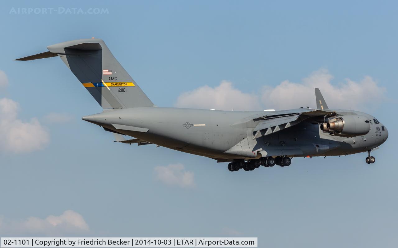 02-1101, 2002 Boeing C-17A Globemaster III C/N 50109/F108, on final RW08