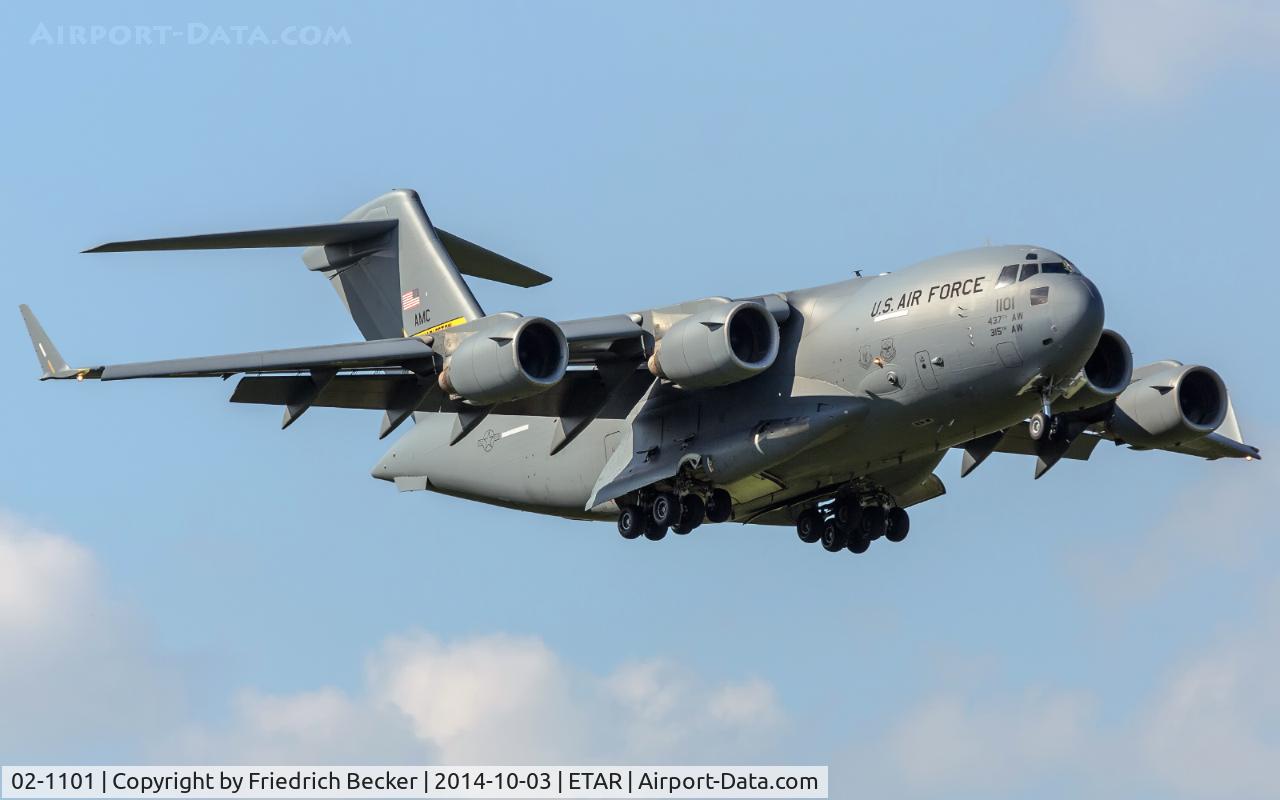 02-1101, 2002 Boeing C-17A Globemaster III C/N 50109/F108, on final RW08