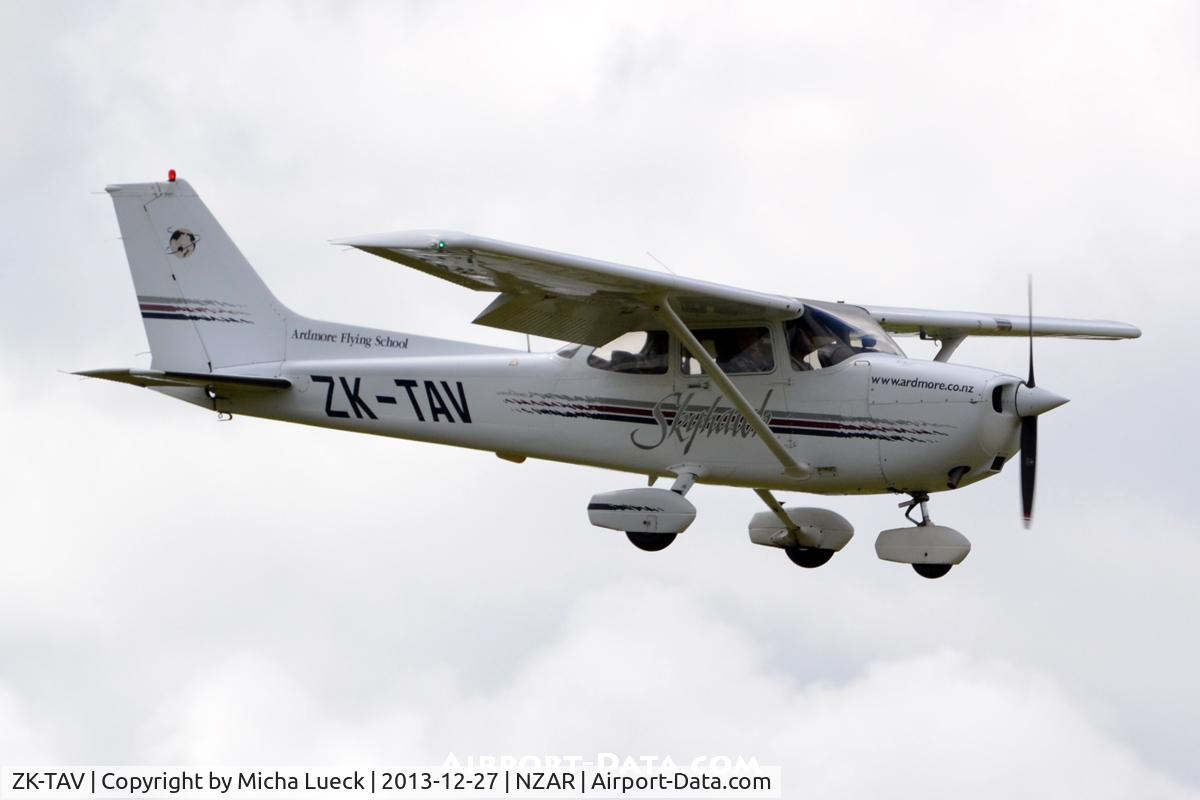 ZK-TAV, Cessna 172R C/N 17280654, At Ardmore