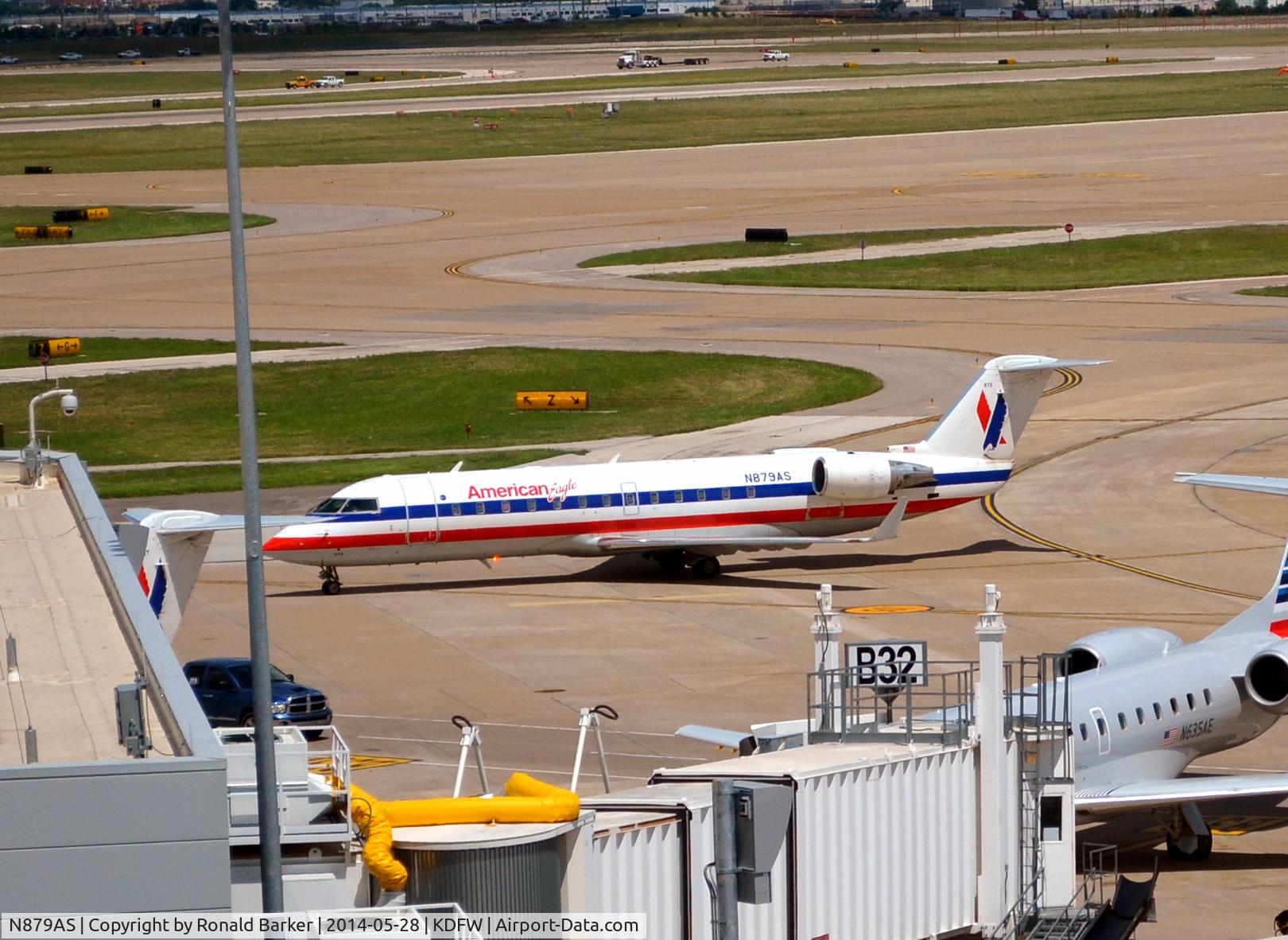 N879AS, 2002 Bombardier CRJ-200ER (CL-600-2B19) C/N 7600, Taxi DFW