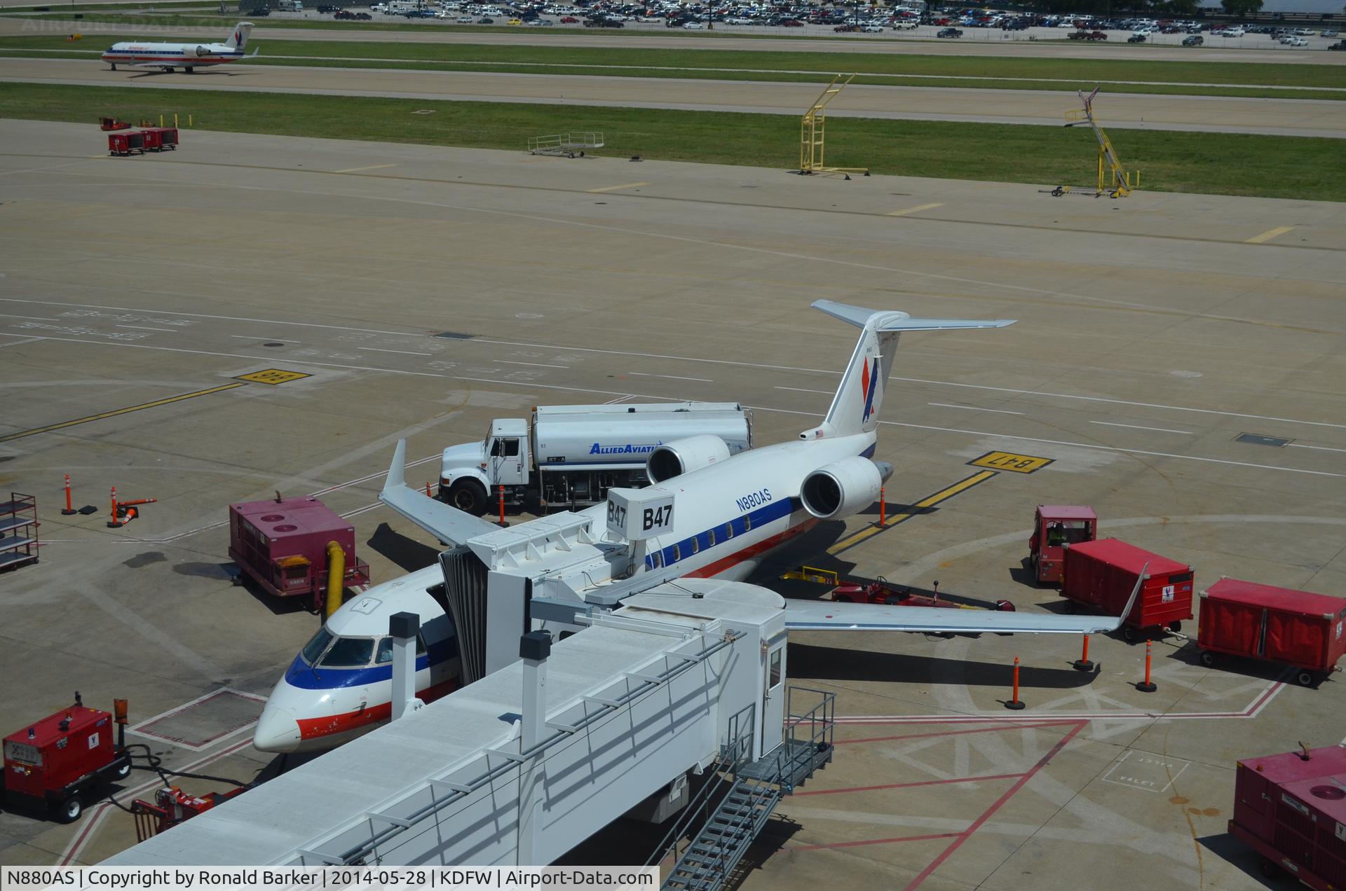 N880AS, 2002 Bombardier CRJ-200ER (CL-600-2B19) C/N 7606, Gate B47 DFW