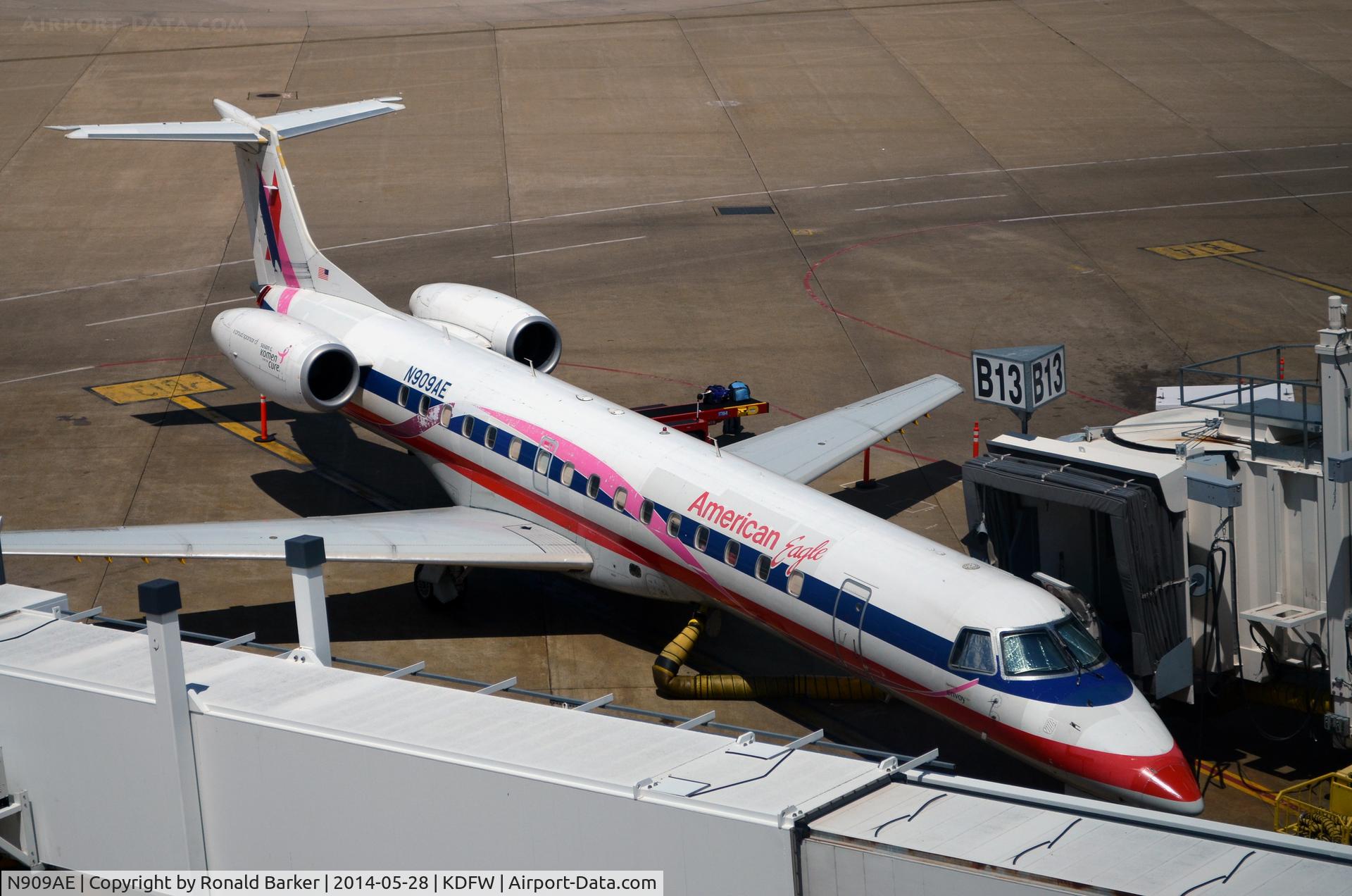 N909AE, 2005 Embraer ERJ-145LR (EMB-145LR) C/N 14500899, Gate B13 DFW