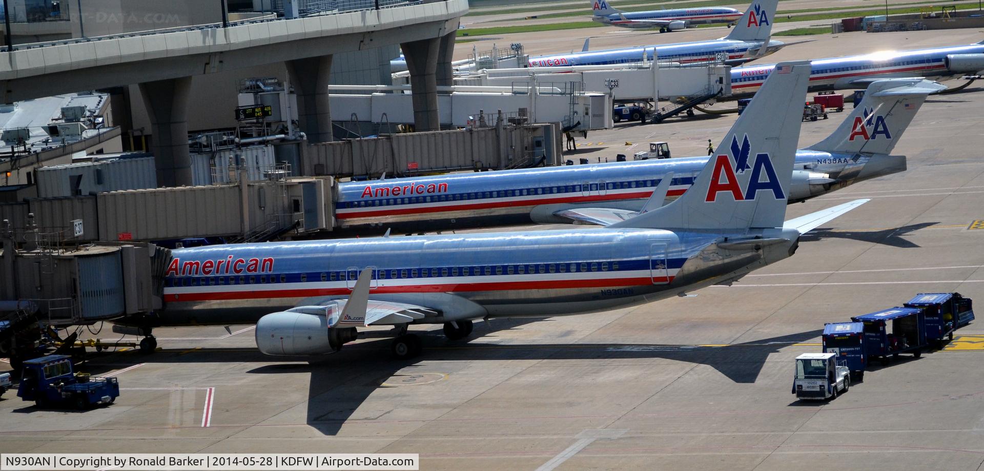 N930AN, 2000 Boeing 737-823 C/N 29529, Gate C37 DFW