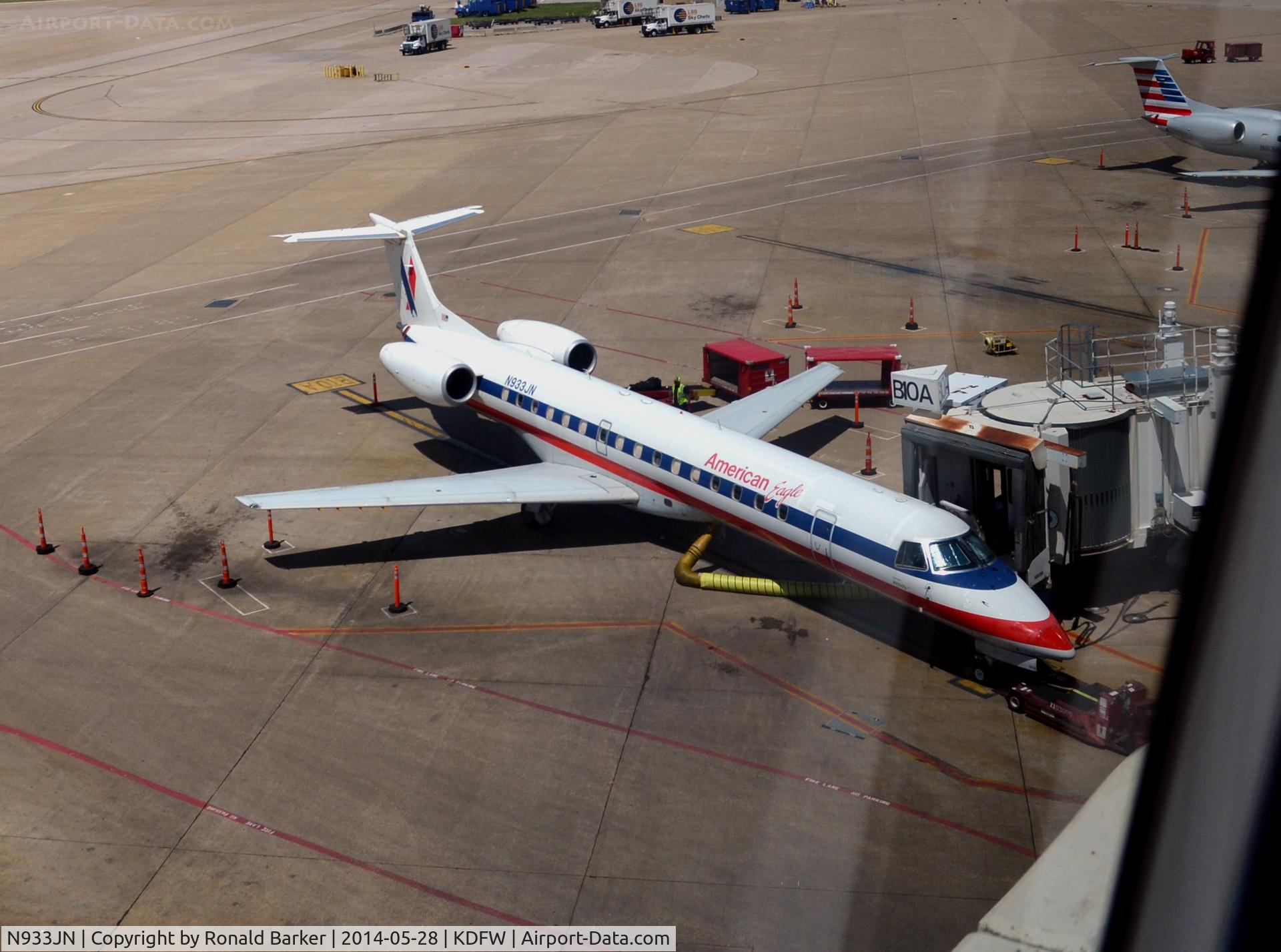 N933JN, 2005 Embraer ERJ-145LR (EMB-145LR) C/N 14500918, Gate B10A DFW