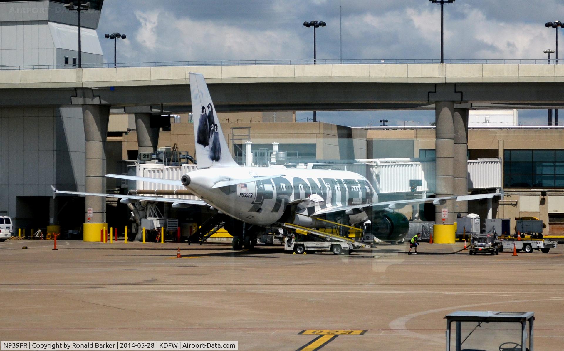 N939FR, 2005 Airbus A319-111 C/N 2448, Gate E21 DFW