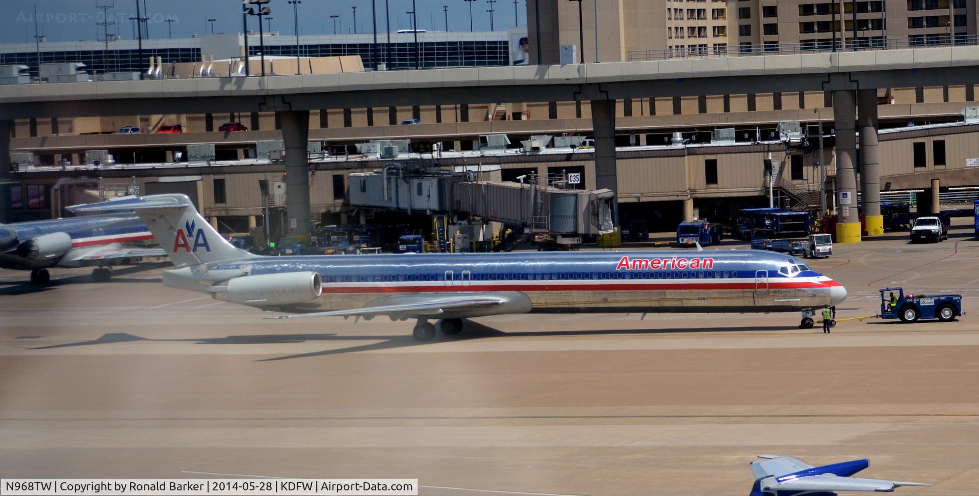 N968TW, 1999 McDonnell Douglas MD-83 (DC-9-83) C/N 53618, Pushback DFW