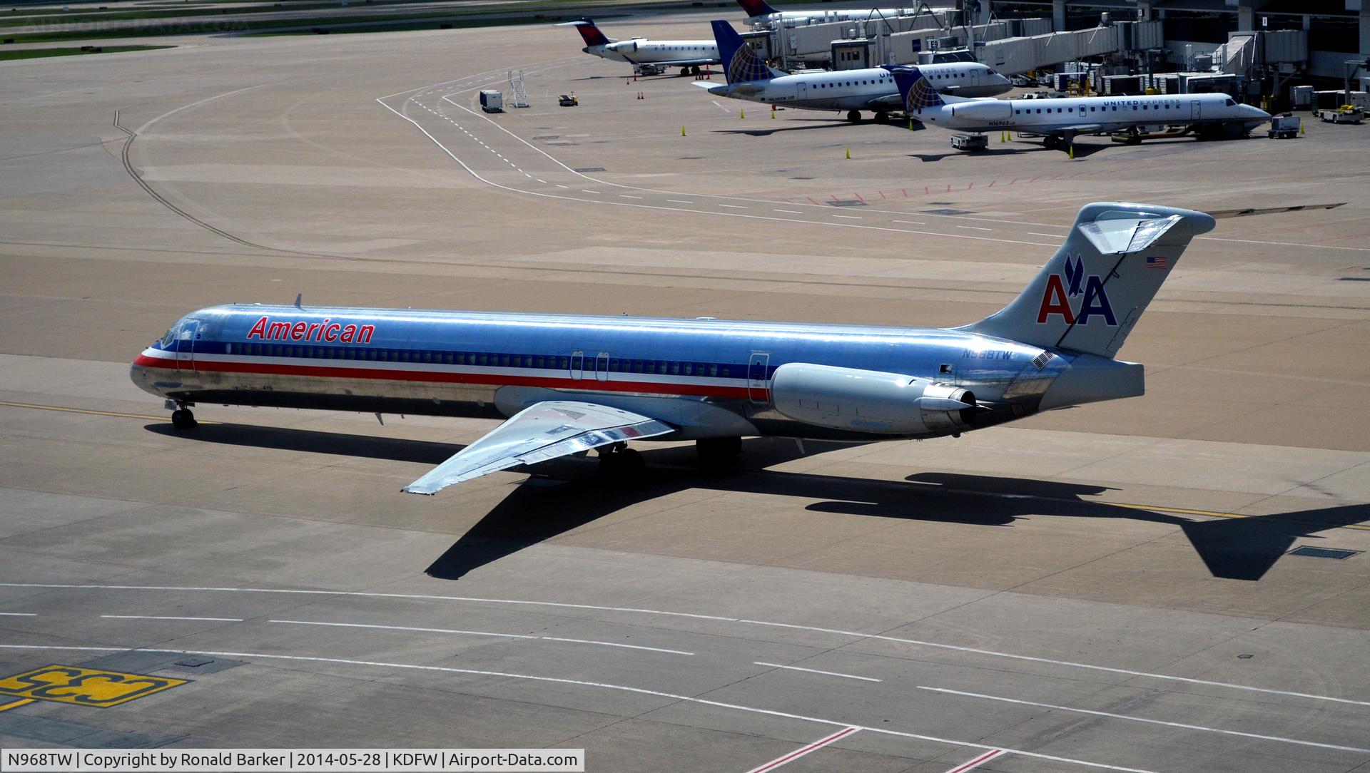 N968TW, 1999 McDonnell Douglas MD-83 (DC-9-83) C/N 53618, Taxi DFW