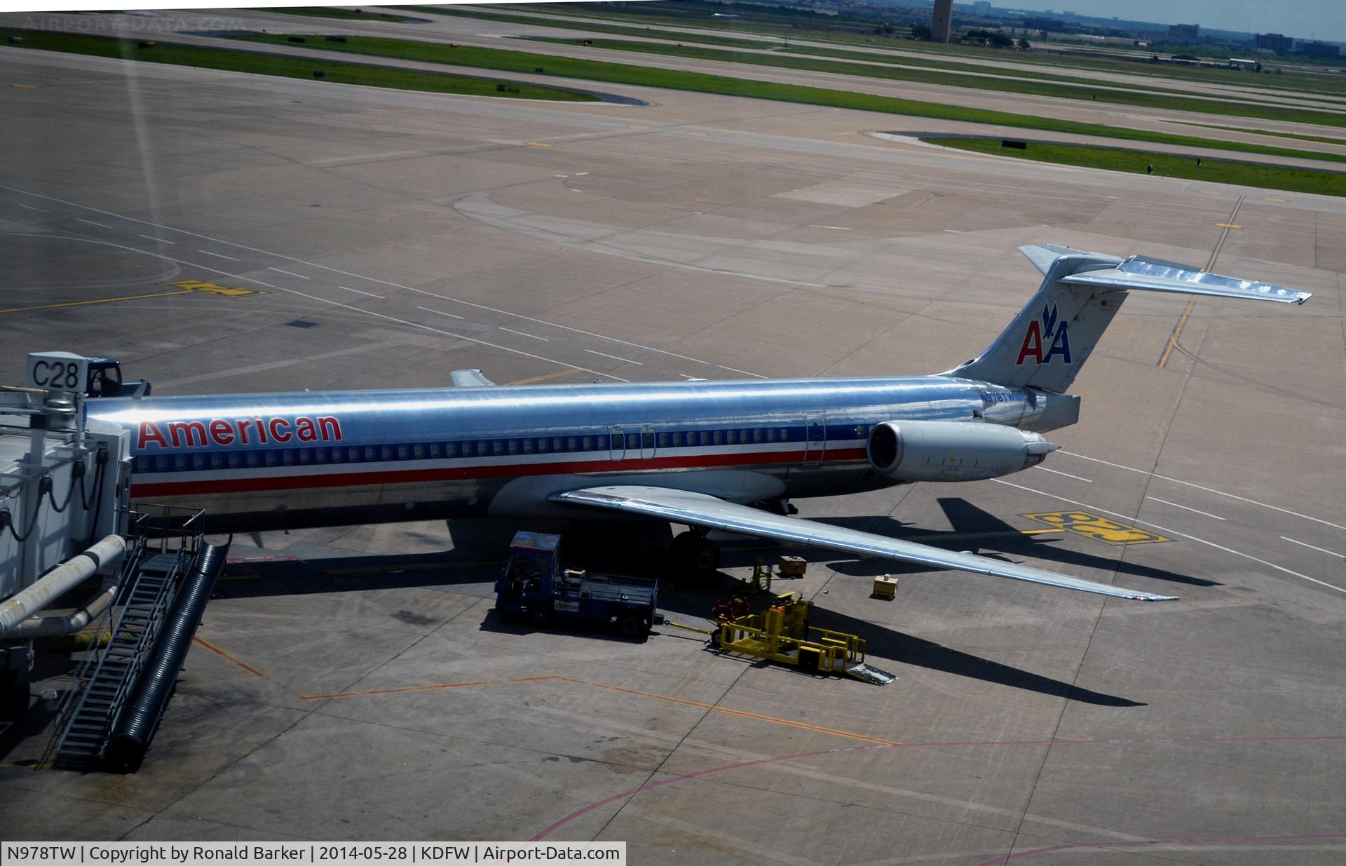 N978TW, 1999 McDonnell Douglas MD-83 (DC-9-83) C/N 53628, Gate C28 DFW