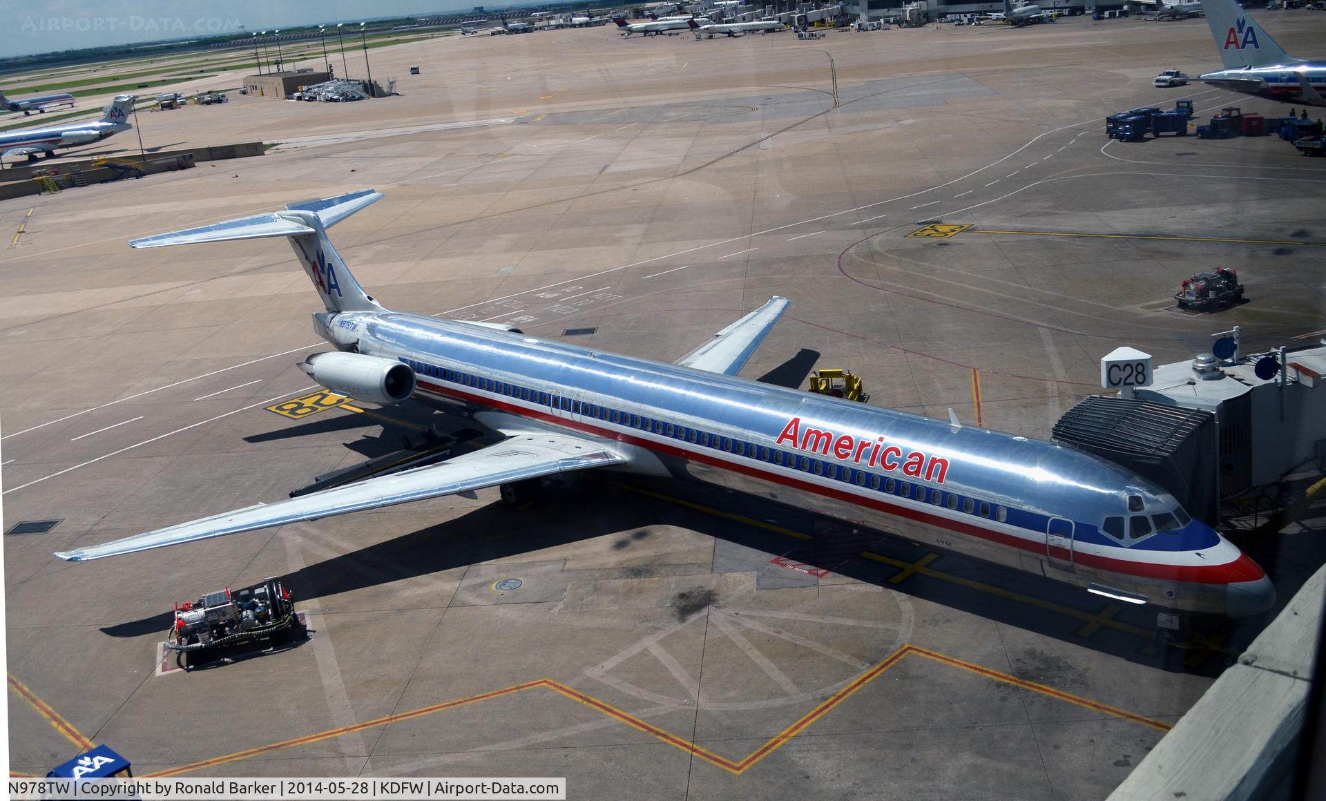 N978TW, 1999 McDonnell Douglas MD-83 (DC-9-83) C/N 53628, Gate C28 DFW