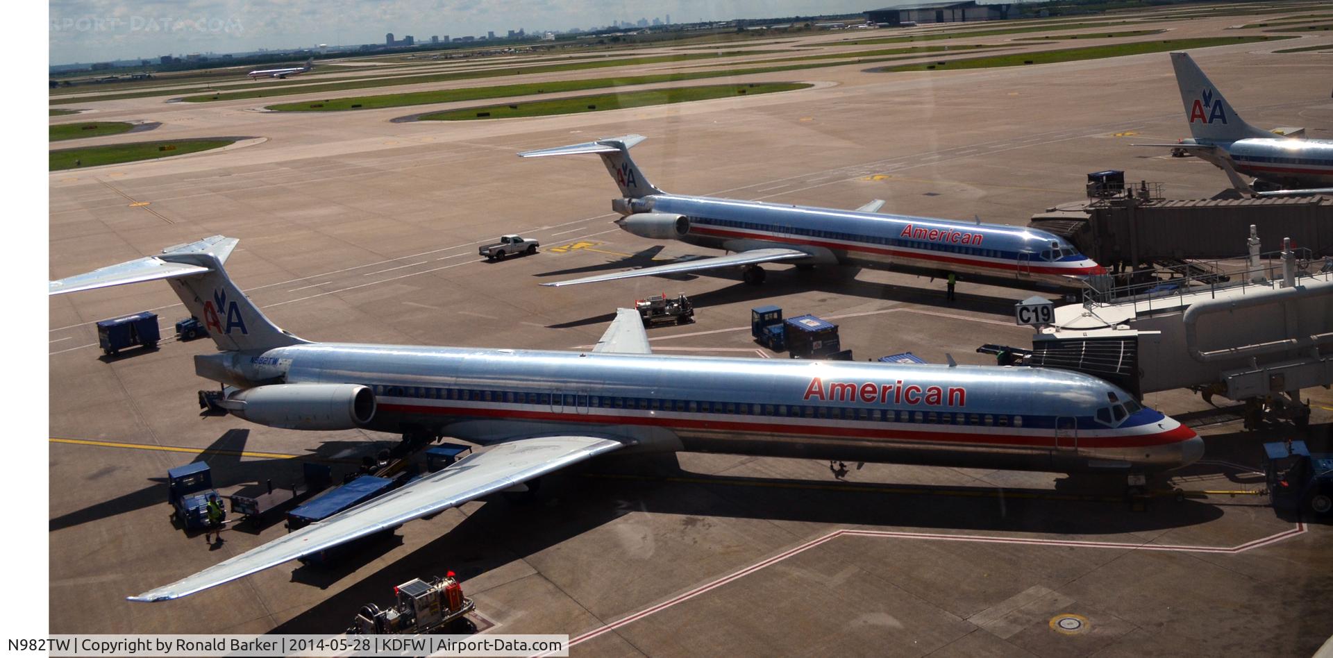 N982TW, 1999 McDonnell Douglas MD-83 (DC-9-83) C/N 53632, Gate C19  DFW