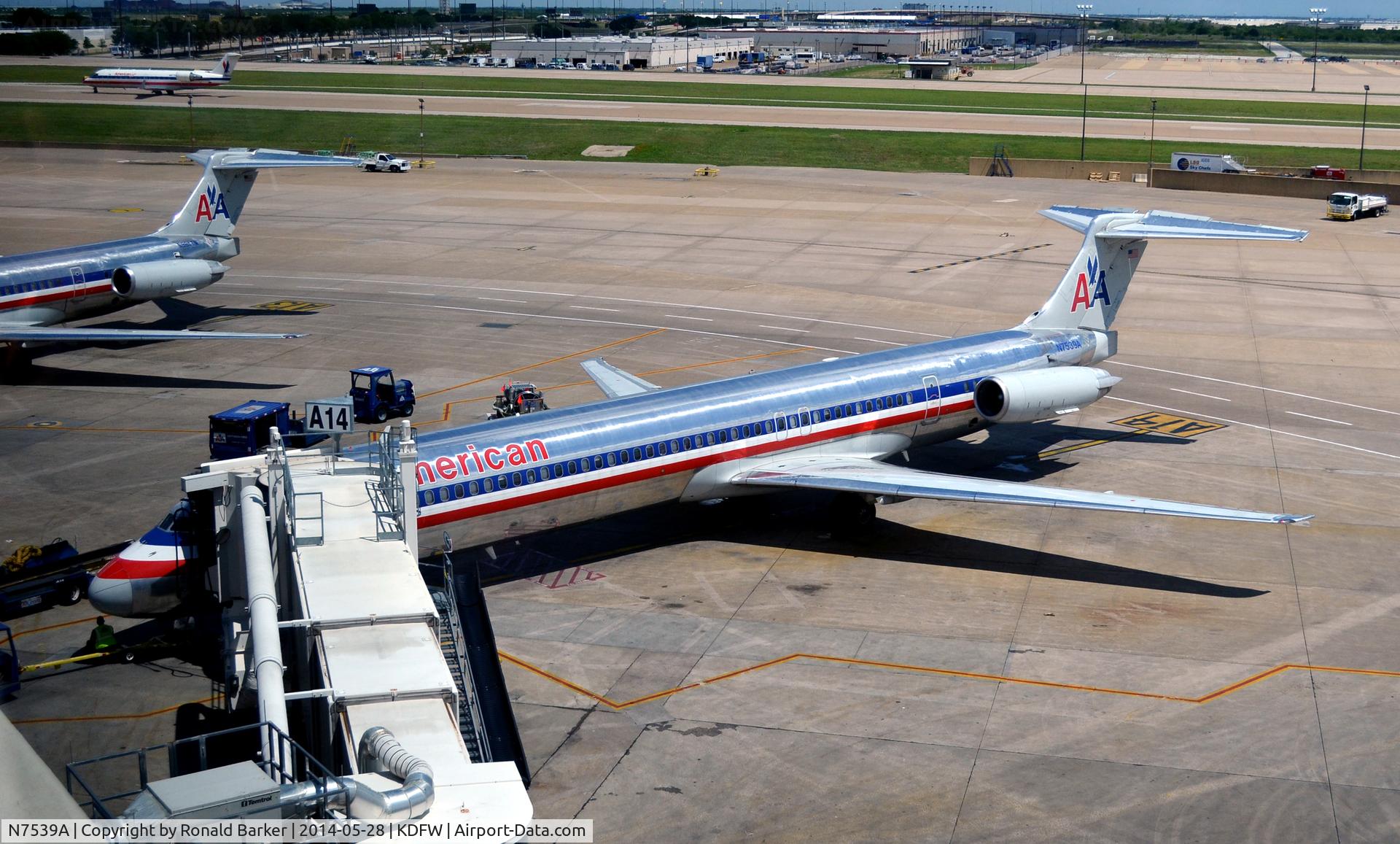 N7539A, 1990 McDonnell Douglas MD-82 (DC-9-82) C/N 49993, Gate A14 DFW