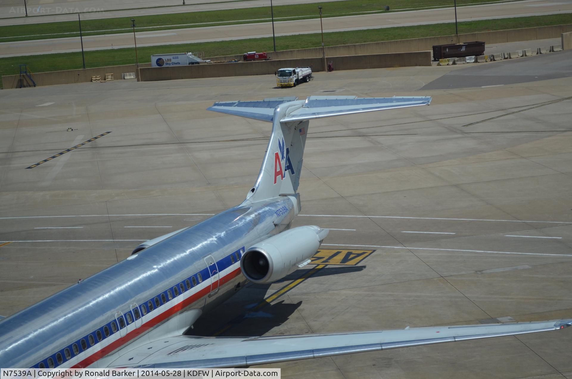N7539A, 1990 McDonnell Douglas MD-82 (DC-9-82) C/N 49993, Gate A14 DFW
