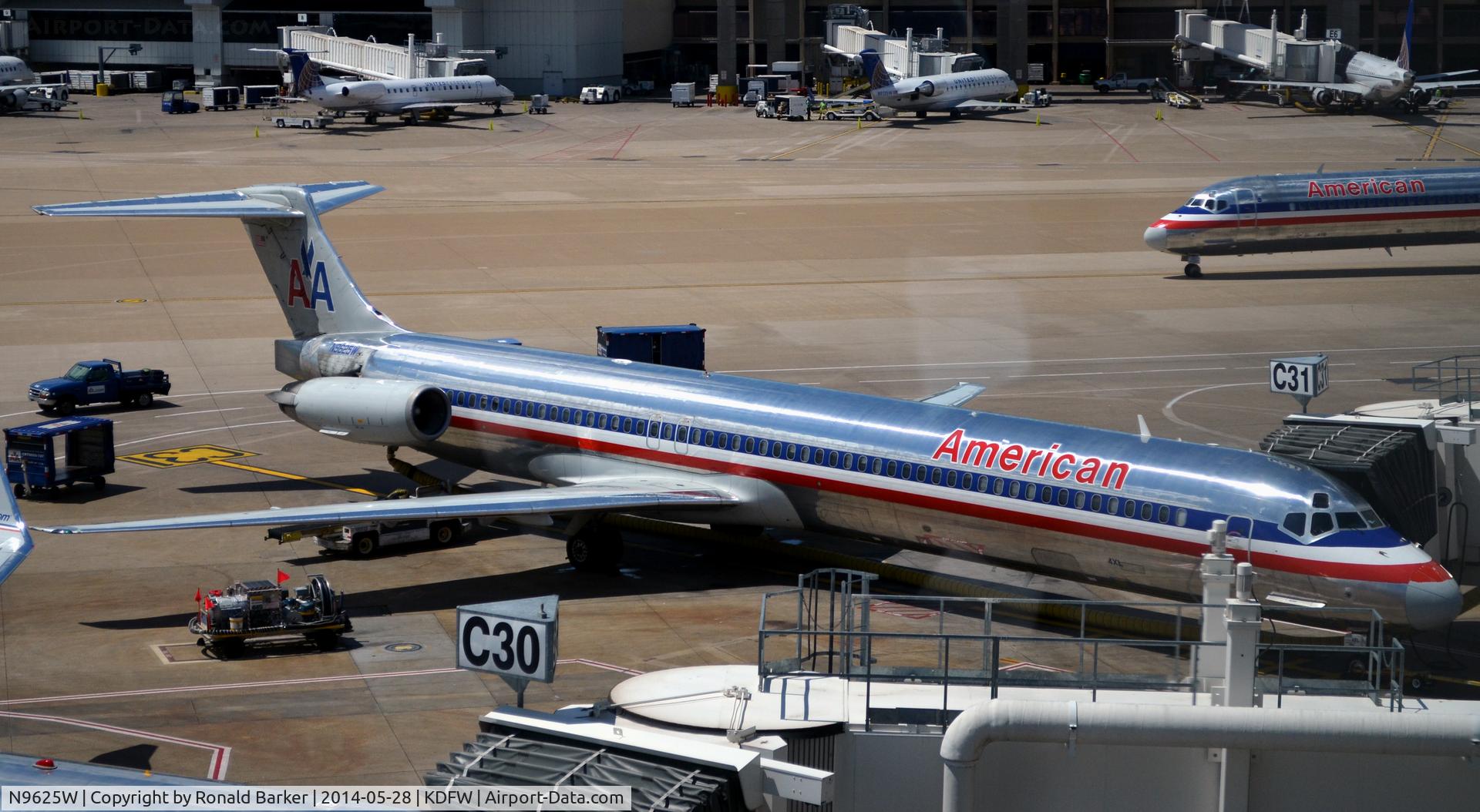 N9625W, 1998 McDonnell Douglas MD-83 (DC-9-83) C/N 53595, Gate C31 DFW
