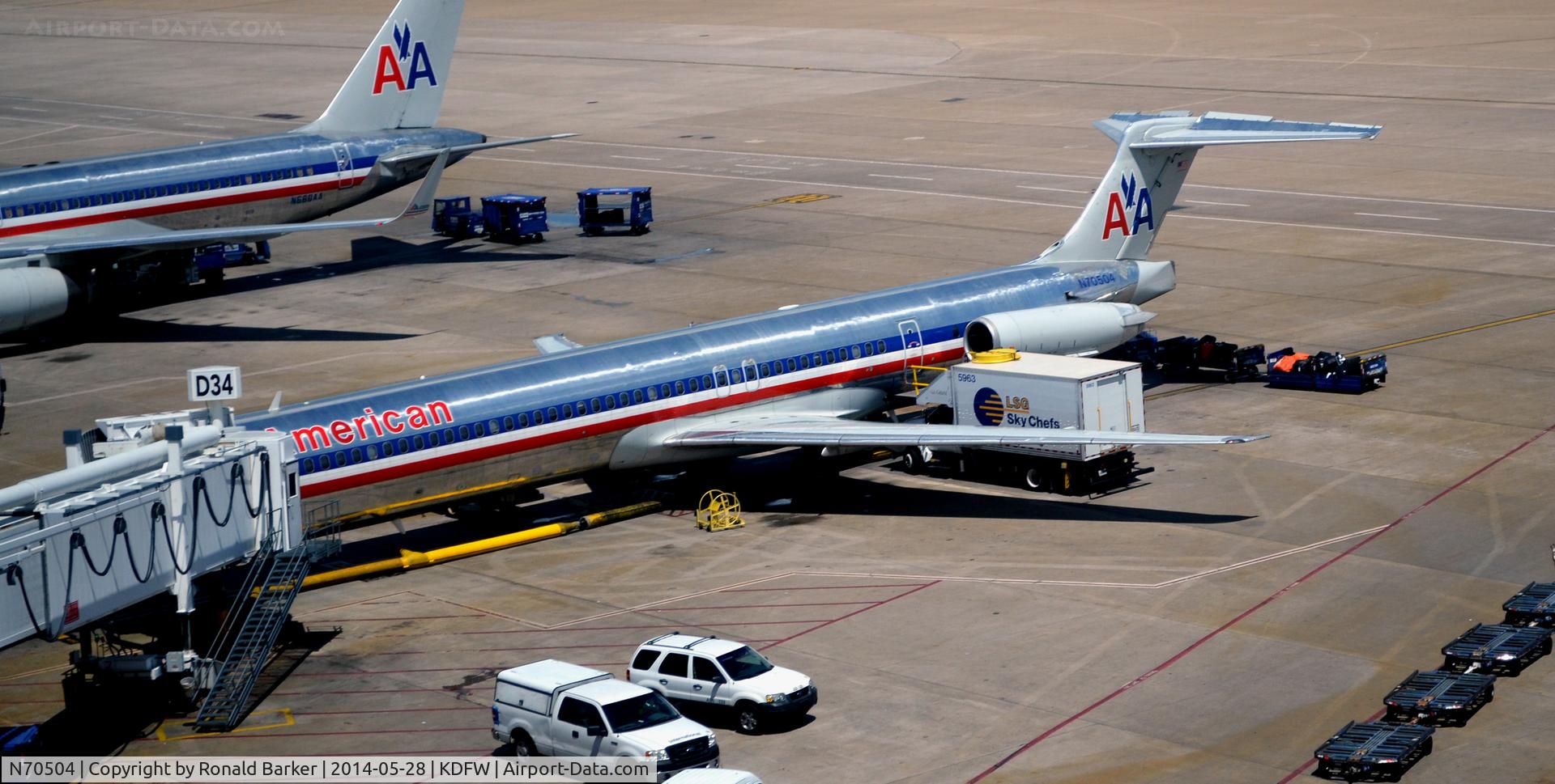 N70504, 1989 McDonnell Douglas MD-82 (DC-9-82) C/N 49798, Gate D34 DFW