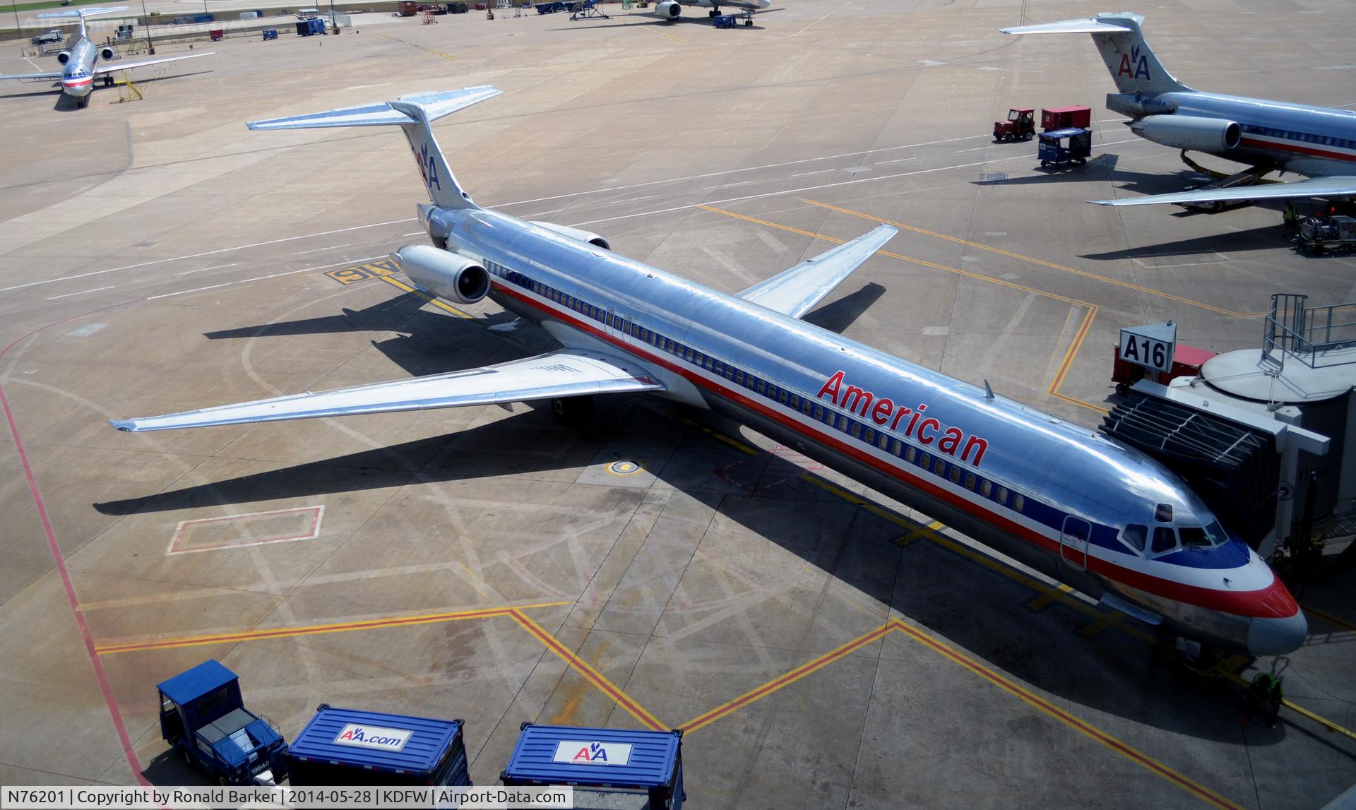 N76201, 1992 McDonnell Douglas MD-83 (DC-9-83) C/N 53291, Gate A16 DFW