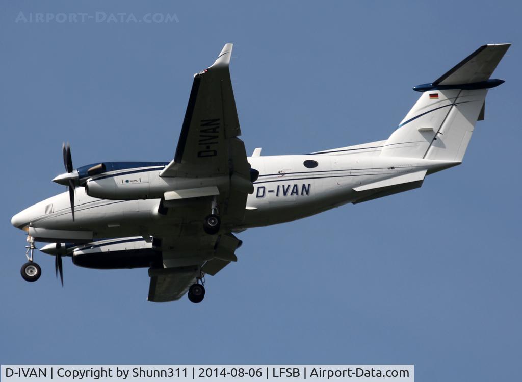 D-IVAN, 1999 Raytheon B200 King Air C/N BB-1662, Landing rwy 16