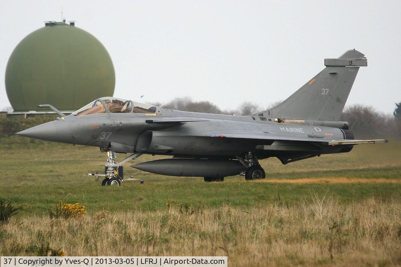 37, 2012 Dassault Rafale M C/N 37, French Naval Aviation Dassault Rafale M, Taxiing to holding point rwy 08, Landivisiau Naval Air Base (LFRJ)