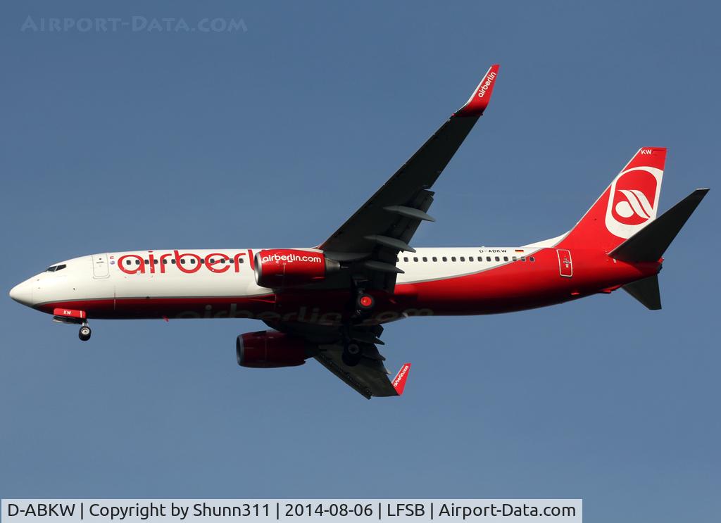 D-ABKW, 2011 Boeing 737-86J C/N 36884, Landing rwy 16