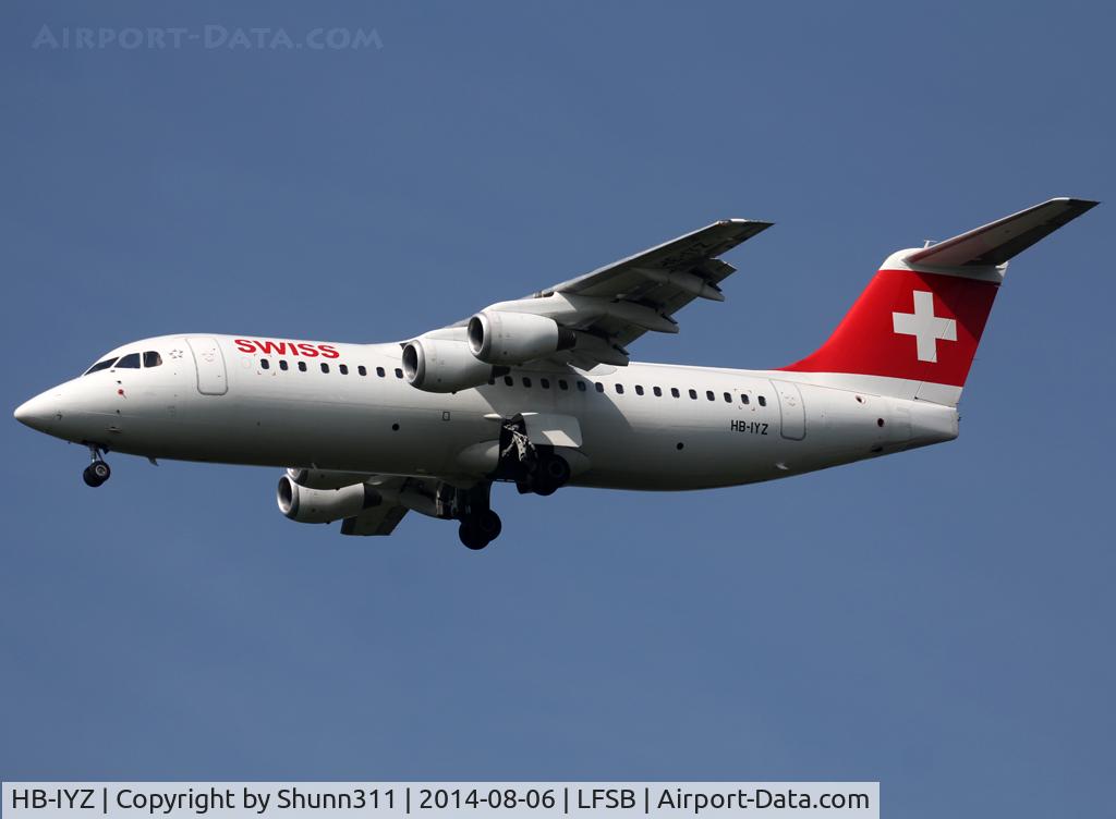 HB-IYZ, 1998 British Aerospace Avro 146-RJ100 C/N 0338, Landing rwy 16