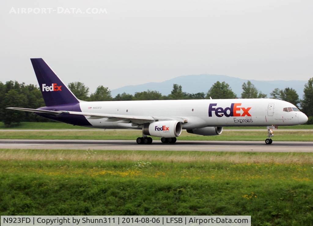 N923FD, 1992 Boeing 757-204 C/N 26266, Taking off from rwy 16