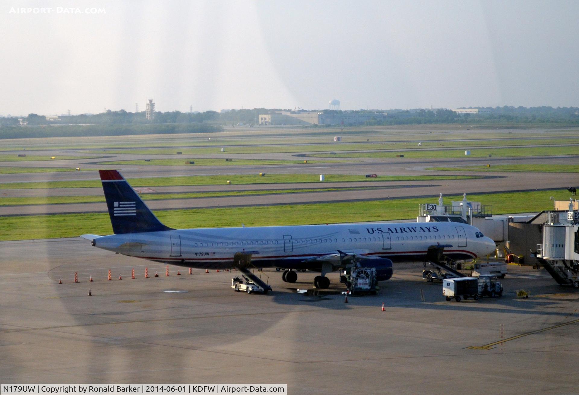 N179UW, 2001 Airbus A321-211 C/N 1521, Gate E30 DFW