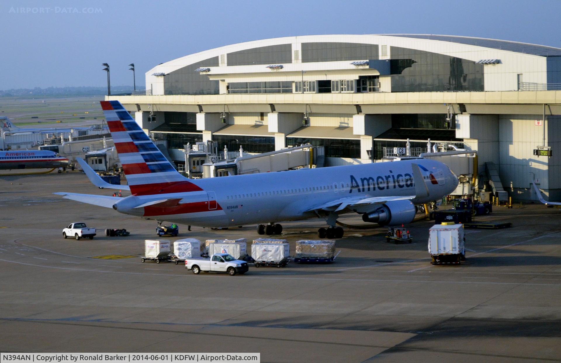 N394AN, 1998 Boeing 767-323/ER C/N 29431, Gate C8 DFW