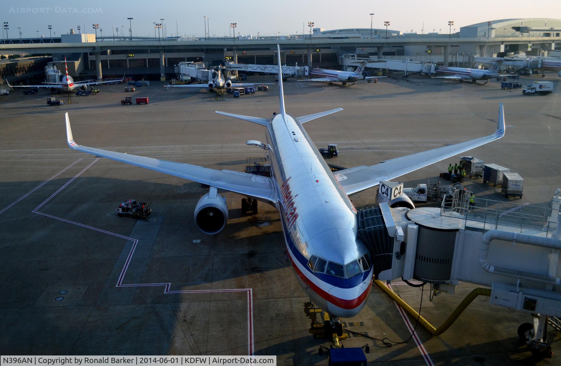 N396AN, 1999 Boeing 767-323/ER C/N 29603, Gate C4 DFW