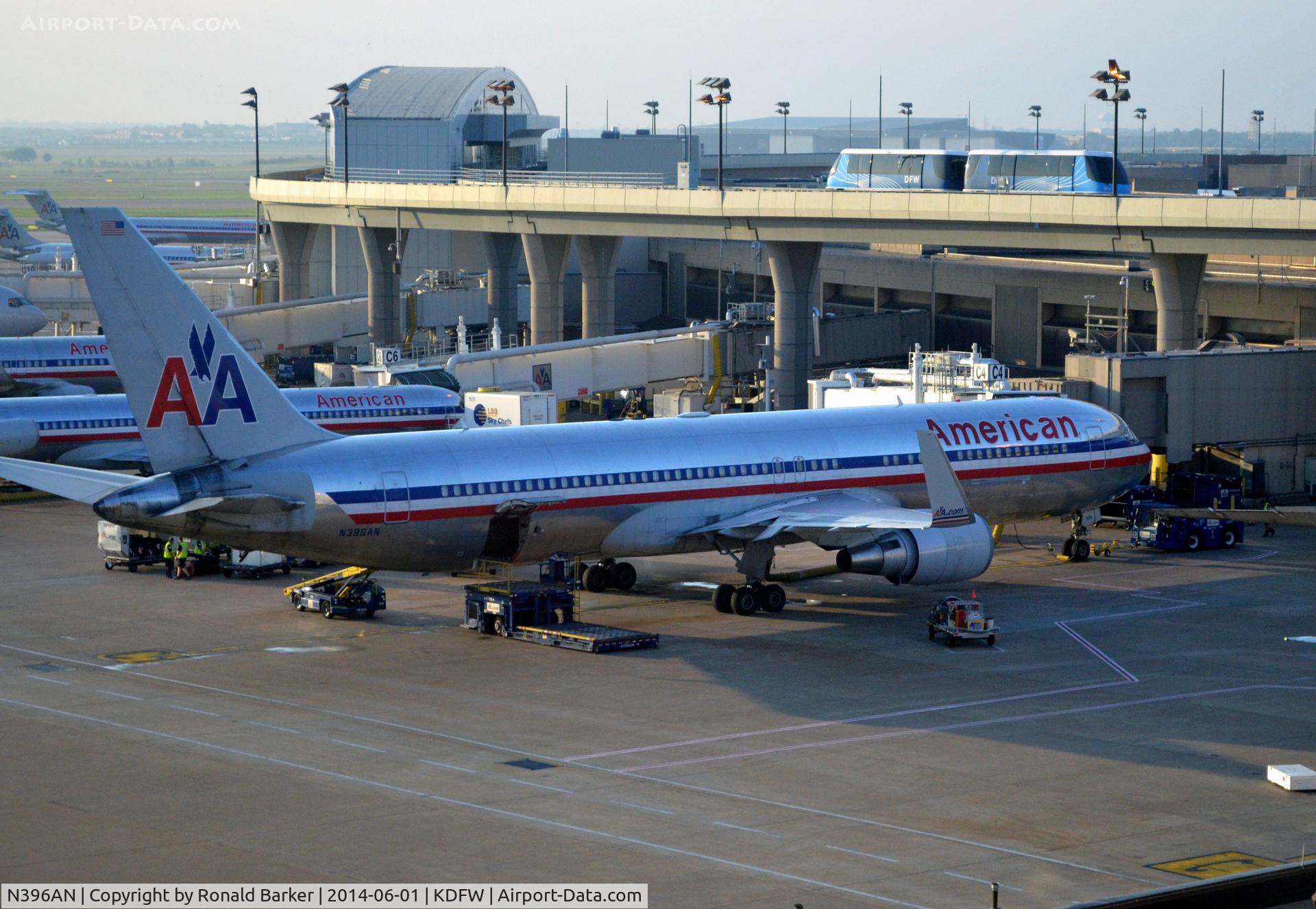 N396AN, 1999 Boeing 767-323/ER C/N 29603, Gate C4 DFW