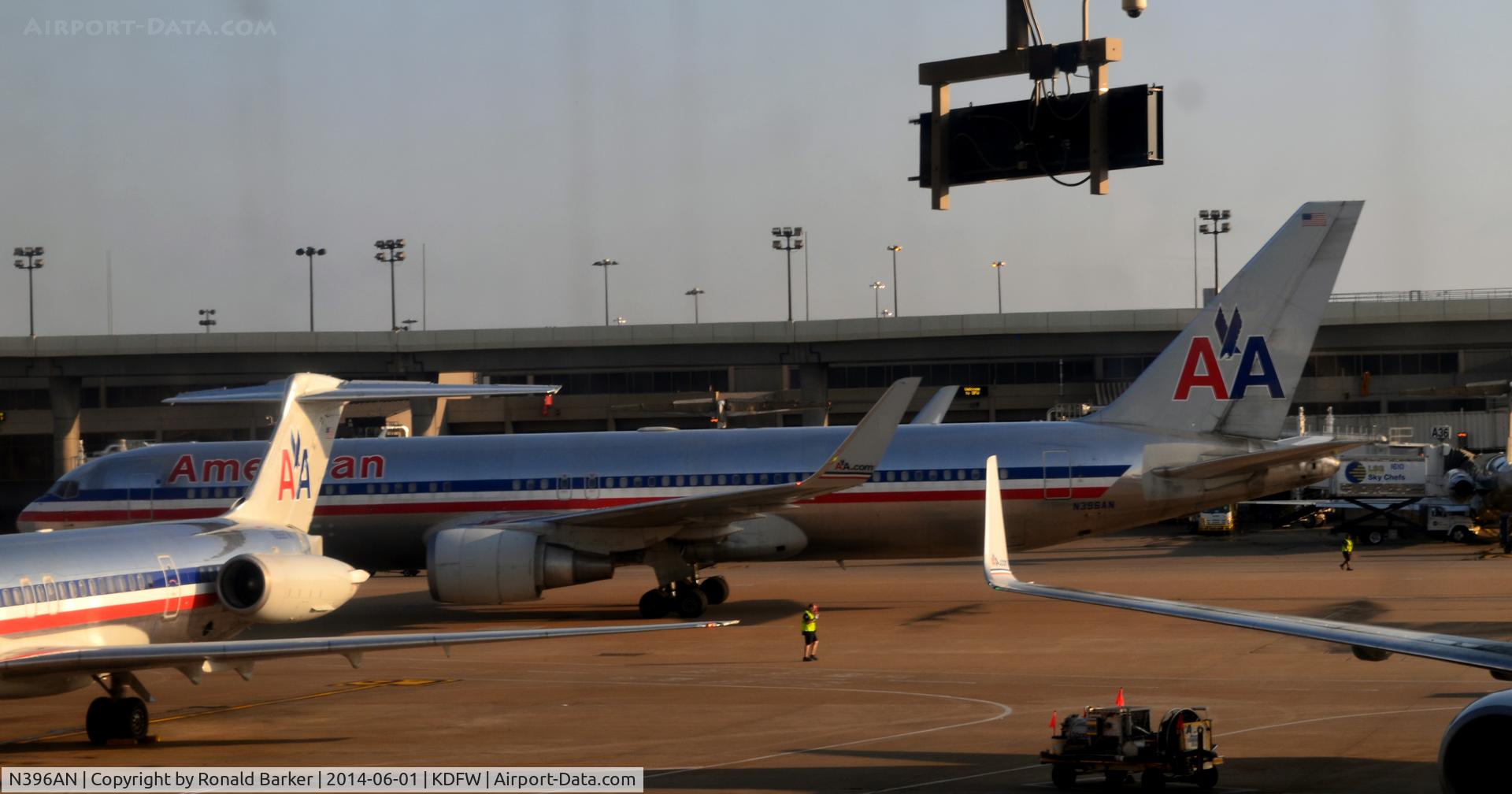 N396AN, 1999 Boeing 767-323/ER C/N 29603, Taxi DFW